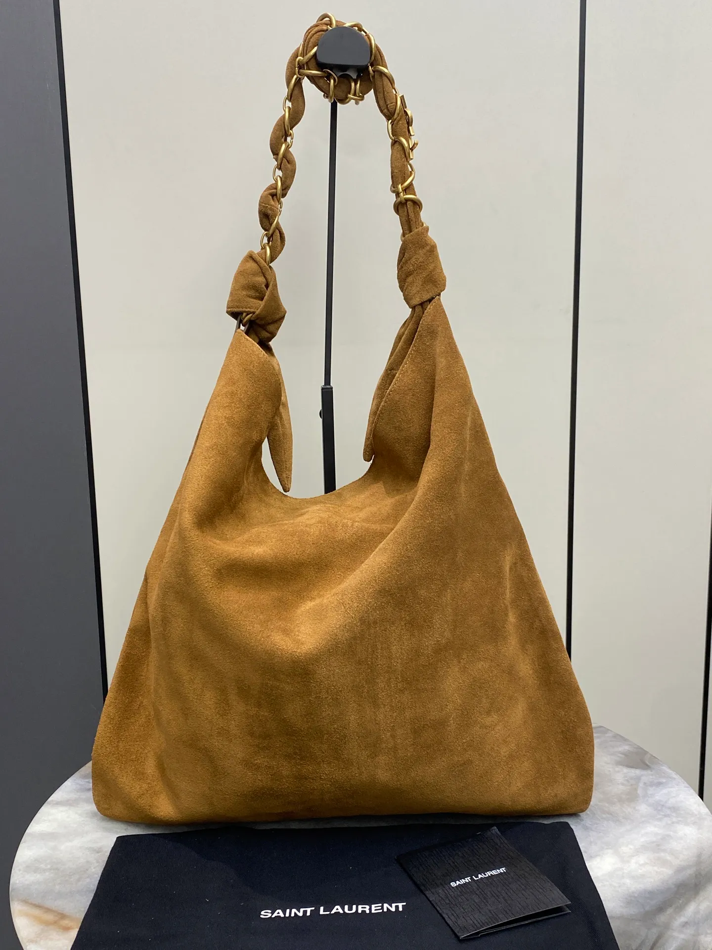 💰1900 matte brown/gold 🌈Ysl new shopping bag, caramel suede bag! Paired with a woven LE CASSANDRE jewelry chain wrapped in leather, it adds a sense of mystery. Super fashionable and generous, straightforward and casual, good news for those who like lightweight shopping bags. The rough touch + retro color scheme brings a timeless charm! 20250950 Model: 834750 [original leather] Size: 42x50x1cm [this size does not come with packaging]