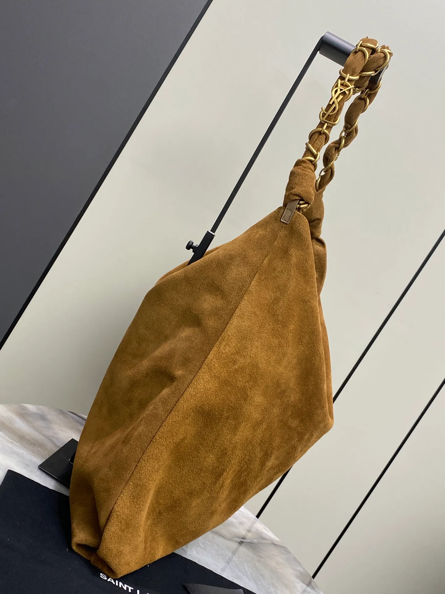 💰1900 matte brown/gold 🌈Ysl new shopping bag, caramel suede bag! Paired with a woven LE CASSANDRE jewelry chain wrapped in leather, it adds a sense of mystery. Super fashionable and generous, straightforward and casual, good news for those who like lightweight shopping bags. The rough touch + retro color scheme brings a timeless charm! 20250950 Model: 834750 [original leather] Size: 42x50x1cm [this size does not come with packaging]