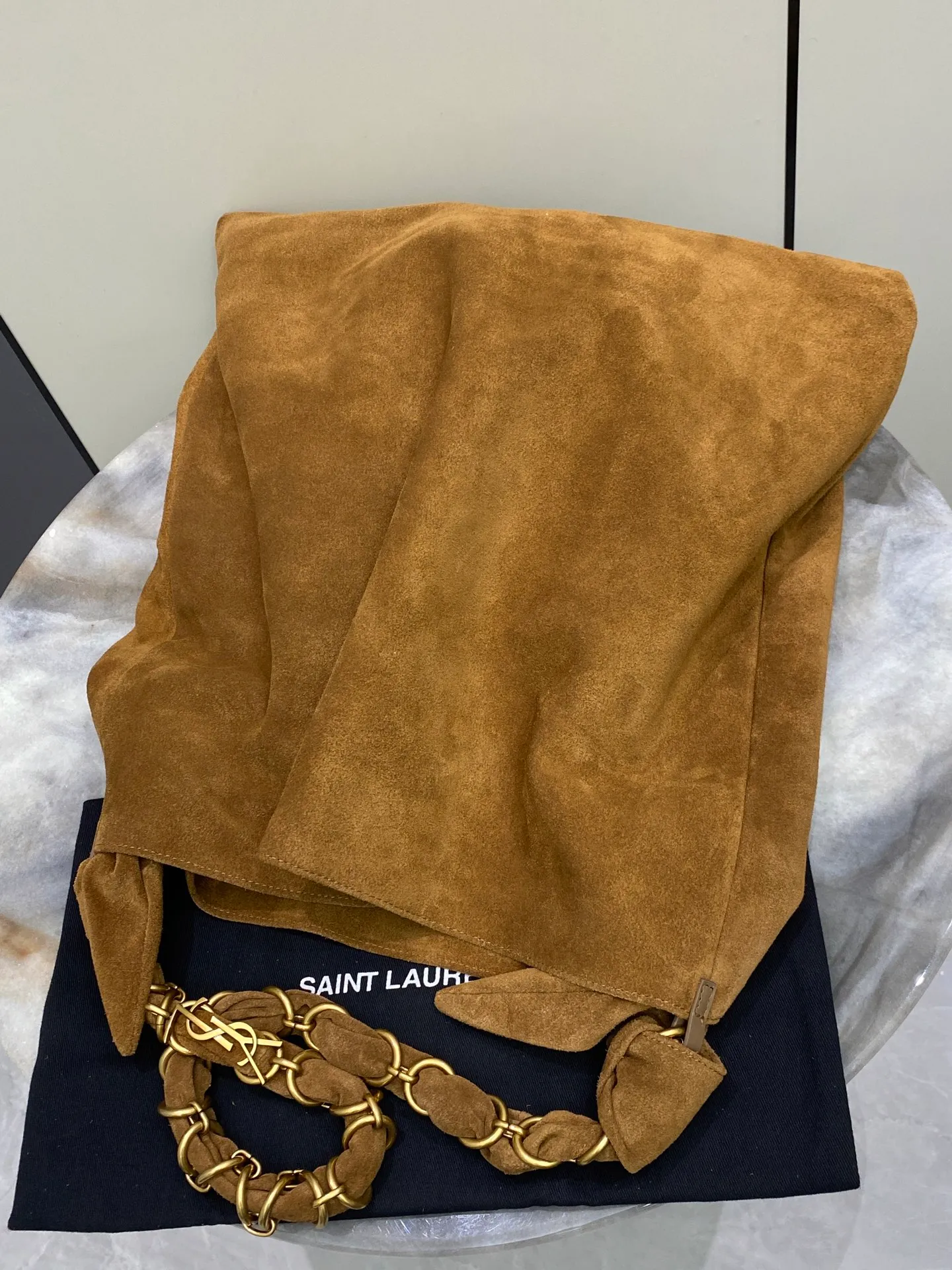 💰1900 matte brown/gold 🌈Ysl new shopping bag, caramel suede bag! Paired with a woven LE CASSANDRE jewelry chain wrapped in leather, it adds a sense of mystery. Super fashionable and generous, straightforward and casual, good news for those who like lightweight shopping bags. The rough touch + retro color scheme brings a timeless charm! 20250950 Model: 834750 [original leather] Size: 42x50x1cm [this size does not come with packaging]