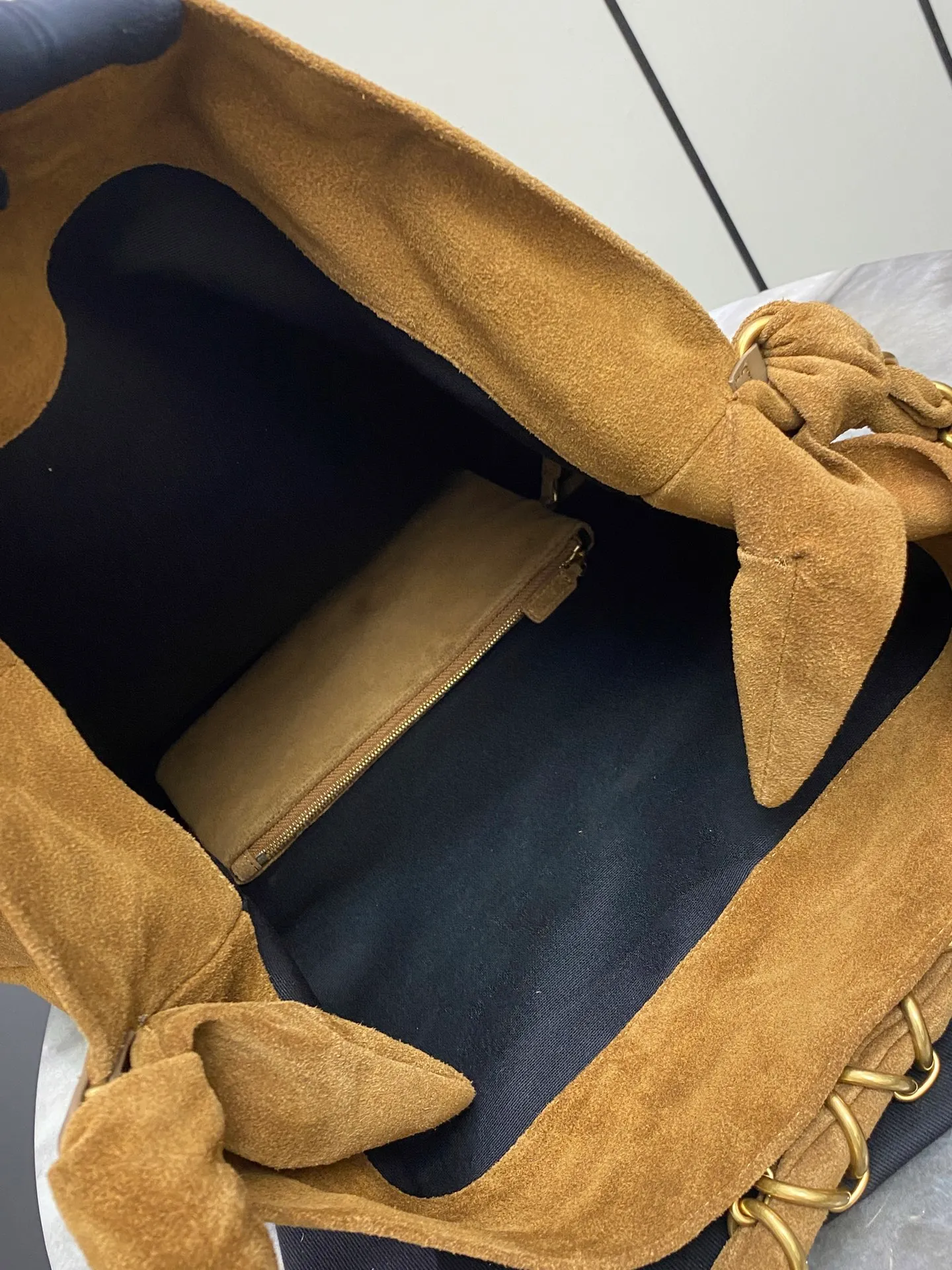 💰1900 matte brown/gold 🌈Ysl new shopping bag, caramel suede bag! Paired with a woven LE CASSANDRE jewelry chain wrapped in leather, it adds a sense of mystery. Super fashionable and generous, straightforward and casual, good news for those who like lightweight shopping bags. The rough touch + retro color scheme brings a timeless charm! 20250950 Model: 834750 [original leather] Size: 42x50x1cm [this size does not come with packaging]
