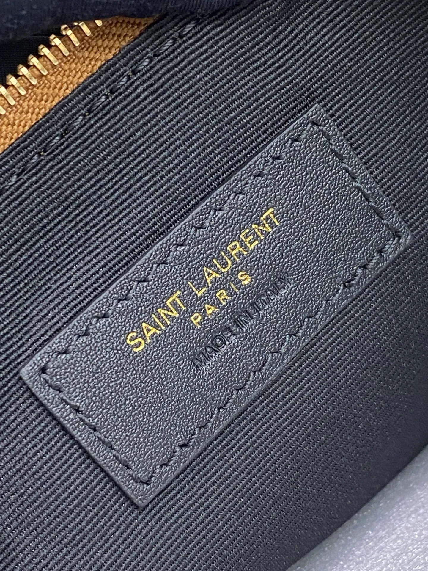 💰1900 matte brown/gold 🌈Ysl new shopping bag, caramel suede bag! Paired with a woven LE CASSANDRE jewelry chain wrapped in leather, it adds a sense of mystery. Super fashionable and generous, straightforward and casual, good news for those who like lightweight shopping bags. The rough touch + retro color scheme brings a timeless charm! 20250950 Model: 834750 [original leather] Size: 42x50x1cm [this size does not come with packaging]