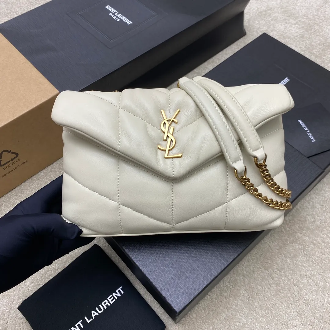 💰1440 Milk white sheepskin/antique gold 🌈𝙇𝙤𝙪𝙇𝙤𝙪 𝙥𝙪𝙛𝙛𝙚𝙧～LOULOU PUFFER new mini double chain quilted lambskin bag, super popular style counter, the latest mini size! Made of original ZP leather, it feels soft and delicate, and it is as cute as a marshmallow when you take it out! The bag has an inner zippered pocket for mobile phones and valuables, and a card slot for cards. Apart from this, there are no extra inner pockets. Although it is small, it has all the essentials and can be used as you like👍20230720 Model: 759337 [original leather] Size: 23x15.5x5.8cm