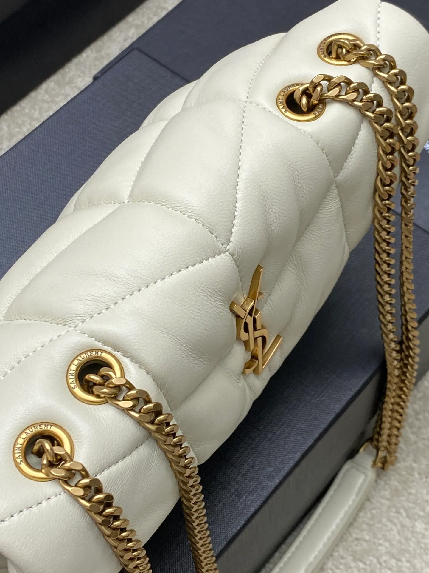 💰1440 Milk white sheepskin/antique gold 🌈𝙇𝙤𝙪𝙇𝙤𝙪 𝙥𝙪𝙛𝙛𝙚𝙧～LOULOU PUFFER new mini double chain quilted lambskin bag, super popular style counter, the latest mini size! Made of original ZP leather, it feels soft and delicate, and it is as cute as a marshmallow when you take it out! The bag has an inner zippered pocket for mobile phones and valuables, and a card slot for cards. Apart from this, there are no extra inner pockets. Although it is small, it has all the essentials and can be used as you like👍20230720 Model: 759337 [original leather] Size: 23x15.5x5.8cm