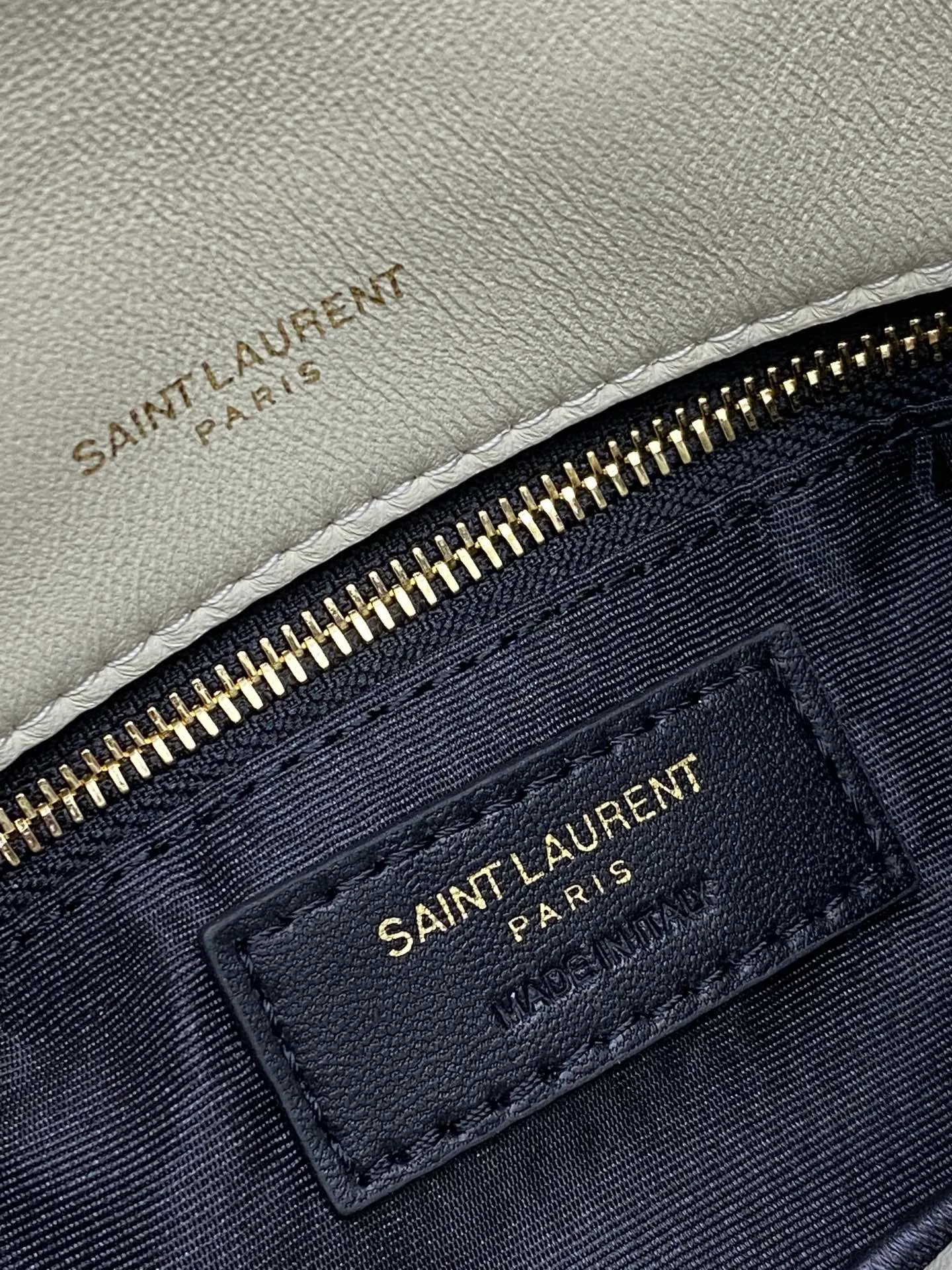 💰1440 Milk white sheepskin/antique gold 🌈𝙇𝙤𝙪𝙇𝙤𝙪 𝙥𝙪𝙛𝙛𝙚𝙧～LOULOU PUFFER new mini double chain quilted lambskin bag, super popular style counter, the latest mini size! Made of original ZP leather, it feels soft and delicate, and it is as cute as a marshmallow when you take it out! The bag has an inner zippered pocket for mobile phones and valuables, and a card slot for cards. Apart from this, there are no extra inner pockets. Although it is small, it has all the essentials and can be used as you like👍20230720 Model: 759337 [original leather] Size: 23x15.5x5.8cm