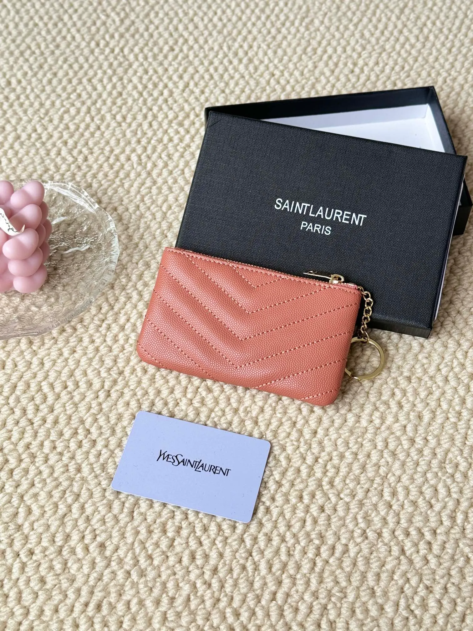 💰140 The first key bag in the ysl series, a V-shaped chain bag, matching key ring, grosgrain lining, and exquisite hardware make this small leather goods particularly good. It can be used as a key bag or coin purse, suitable for men and women. Great for giving as a gift or for personal use! Style number: 438386 Size: 13x7.5x2cm