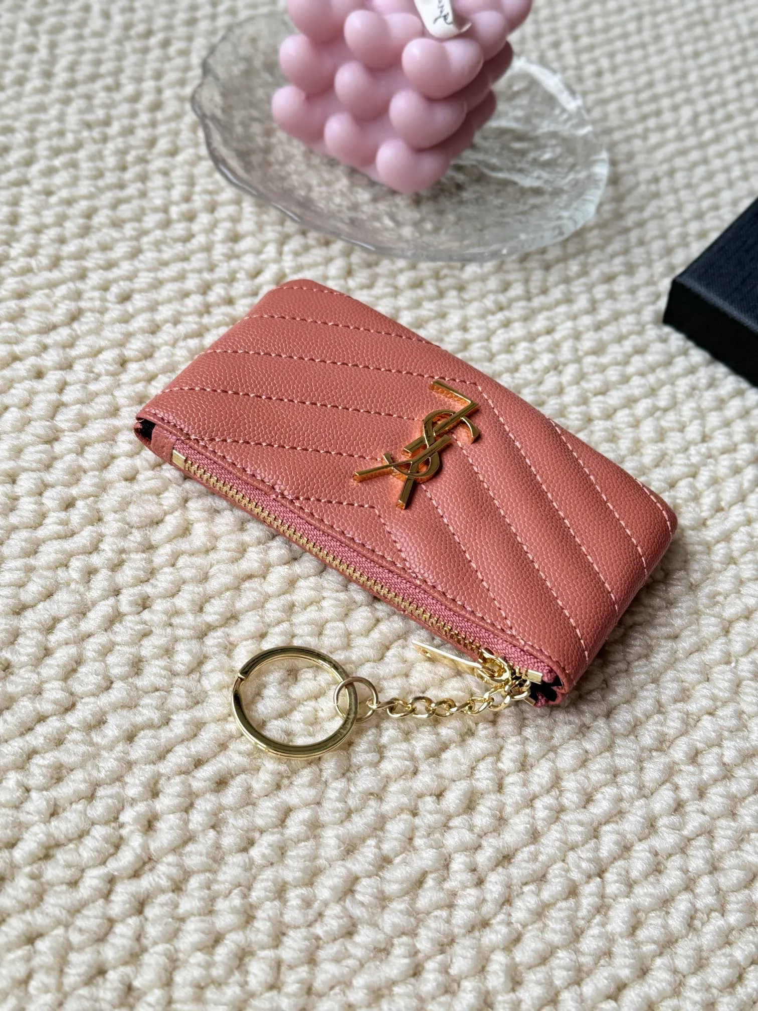 💰140 The first key bag in the ysl series, a V-shaped chain bag, matching key ring, grosgrain lining, and exquisite hardware make this small leather goods particularly good. It can be used as a key bag or coin purse, suitable for men and women. Great for giving as a gift or for personal use! Style number: 438386 Size: 13x7.5x2cm
