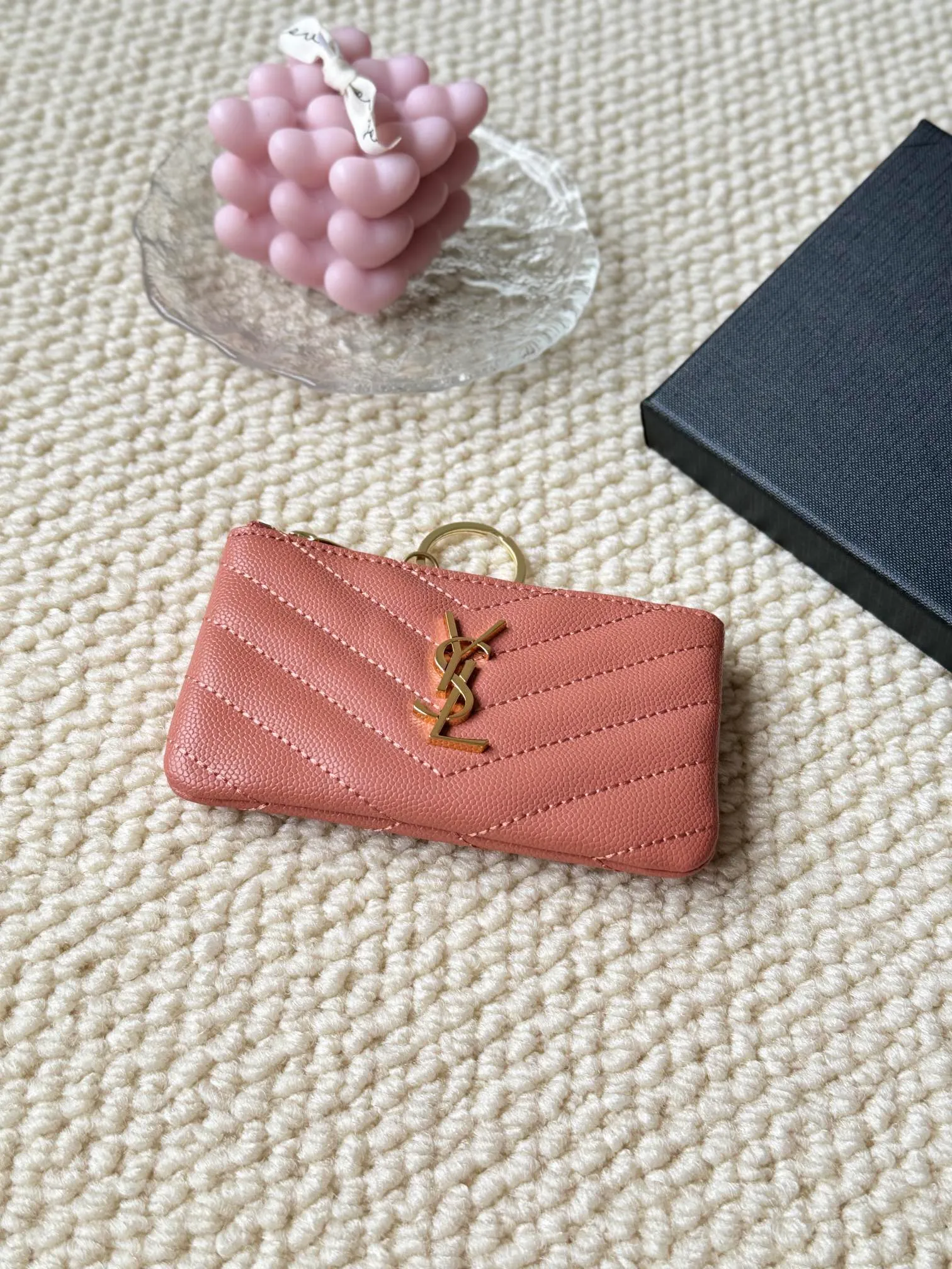 💰140 The first key bag in the ysl series, a V-shaped chain bag, matching key ring, grosgrain lining, and exquisite hardware make this small leather goods particularly good. It can be used as a key bag or coin purse, suitable for men and women. Great for giving as a gift or for personal use! Style number: 438386 Size: 13x7.5x2cm