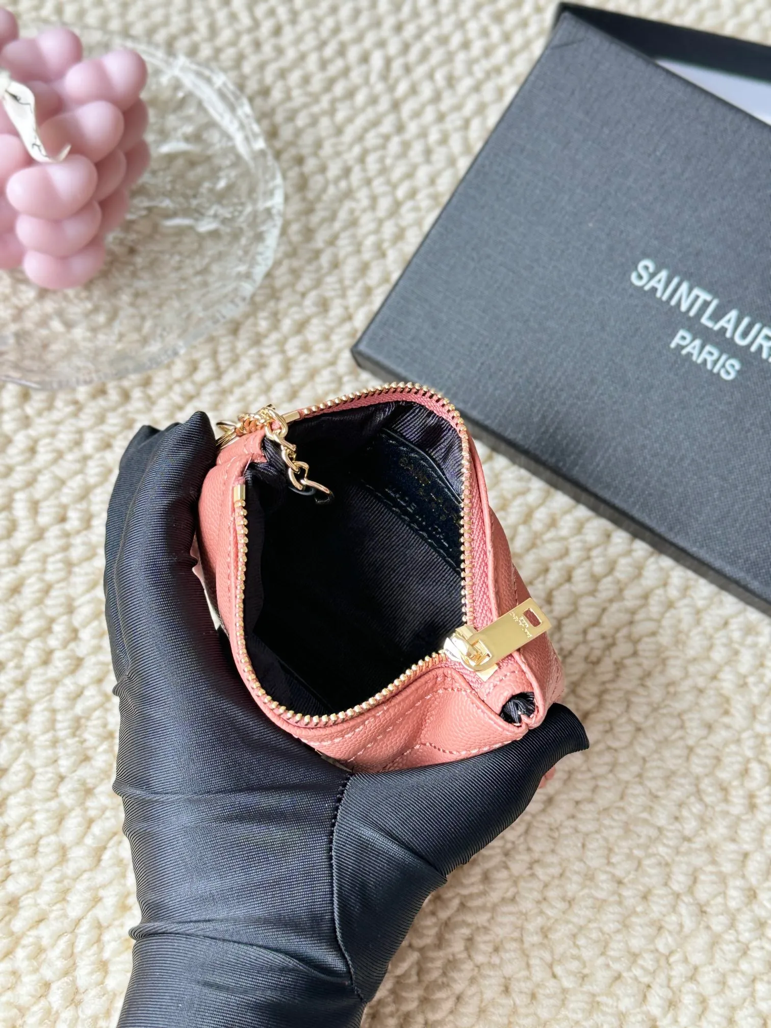 💰140 The first key bag in the ysl series, a V-shaped chain bag, matching key ring, grosgrain lining, and exquisite hardware make this small leather goods particularly good. It can be used as a key bag or coin purse, suitable for men and women. Great for giving as a gift or for personal use! Style number: 438386 Size: 13x7.5x2cm