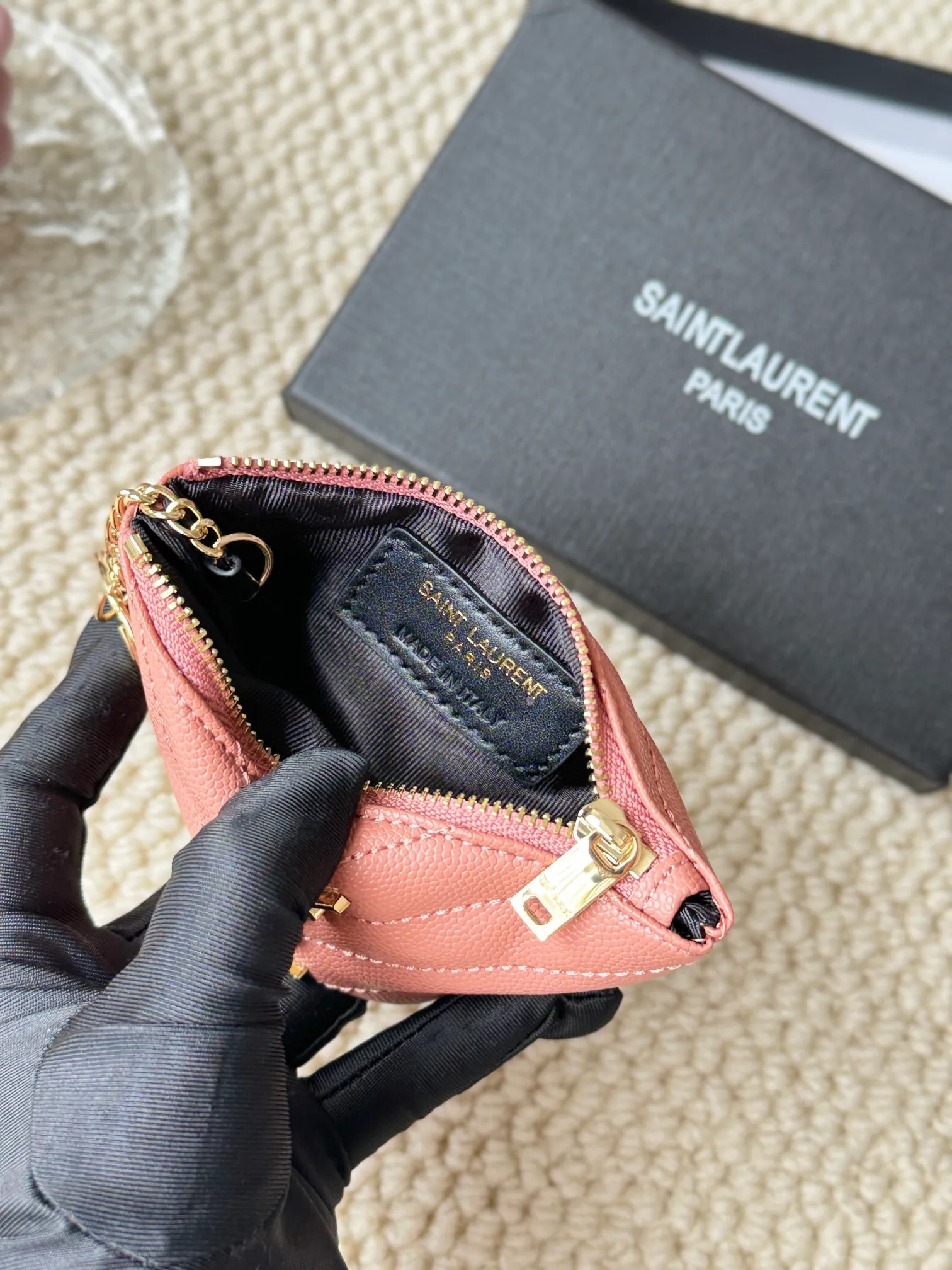 💰140 The first key bag in the ysl series, a V-shaped chain bag, matching key ring, grosgrain lining, and exquisite hardware make this small leather goods particularly good. It can be used as a key bag or coin purse, suitable for men and women. Great for giving as a gift or for personal use! Style number: 438386 Size: 13x7.5x2cm