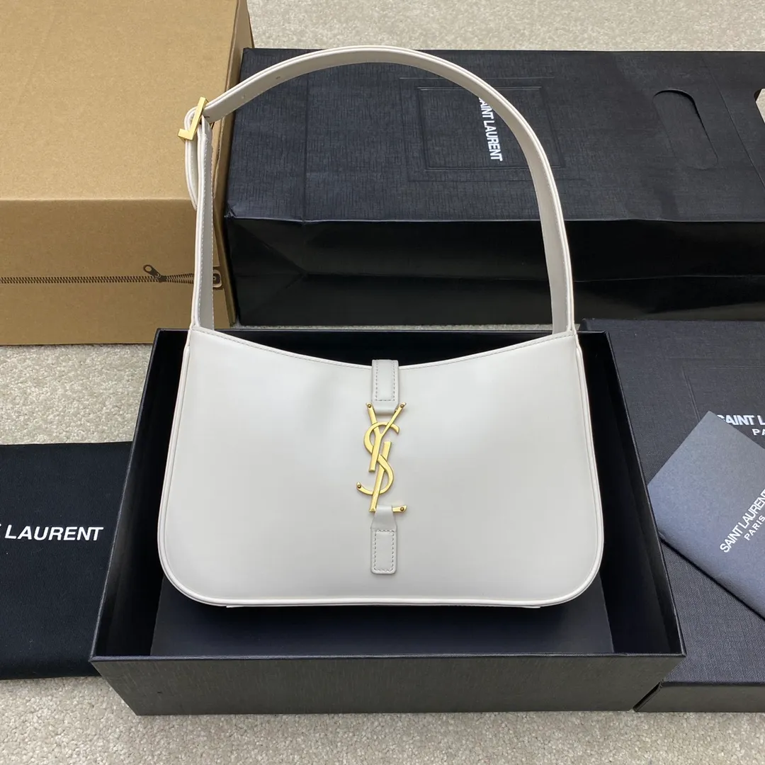 Milky white plain/gold buckle 🌈2022 spring and summer new armpit bag 🔥One of this year's treasure bags 👍Minimalist shape + metal logo buckle opening and closing design Adjustable shoulder strap Simple, beautiful and high-end feel The bag is light and easy to match The wife is so beautiful✨The bag has sufficient capacity💋20220680 Model: 657228 [Original leather] Size: 24.5*14*6cm