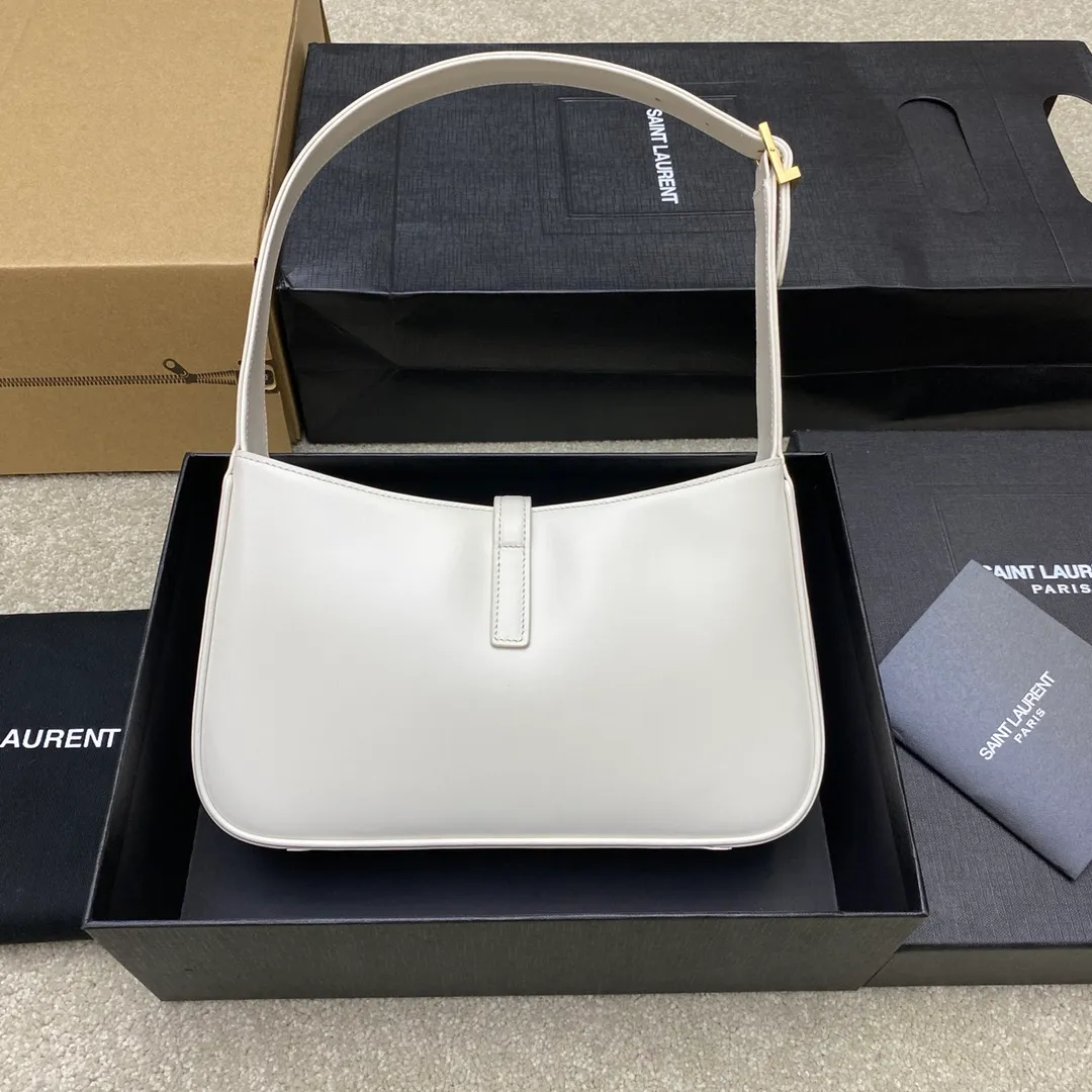 Milky white plain/gold buckle 🌈2022 spring and summer new armpit bag 🔥One of this year's treasure bags 👍Minimalist shape + metal logo buckle opening and closing design Adjustable shoulder strap Simple, beautiful and high-end feel The bag is light and easy to match The wife is so beautiful✨The bag has sufficient capacity💋20220680 Model: 657228 [Original leather] Size: 24.5*14*6cm