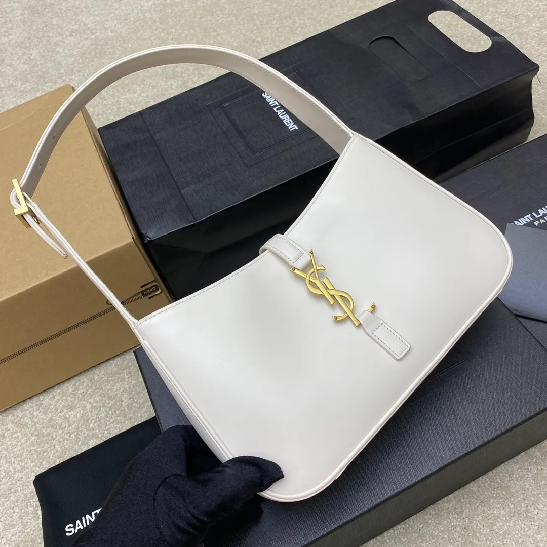 Milky white plain/gold buckle 🌈2022 spring and summer new armpit bag 🔥One of this year's treasure bags 👍Minimalist shape + metal logo buckle opening and closing design Adjustable shoulder strap Simple, beautiful and high-end feel The bag is light and easy to match The wife is so beautiful✨The bag has sufficient capacity💋20220680 Model: 657228 [Original leather] Size: 24.5*14*6cm