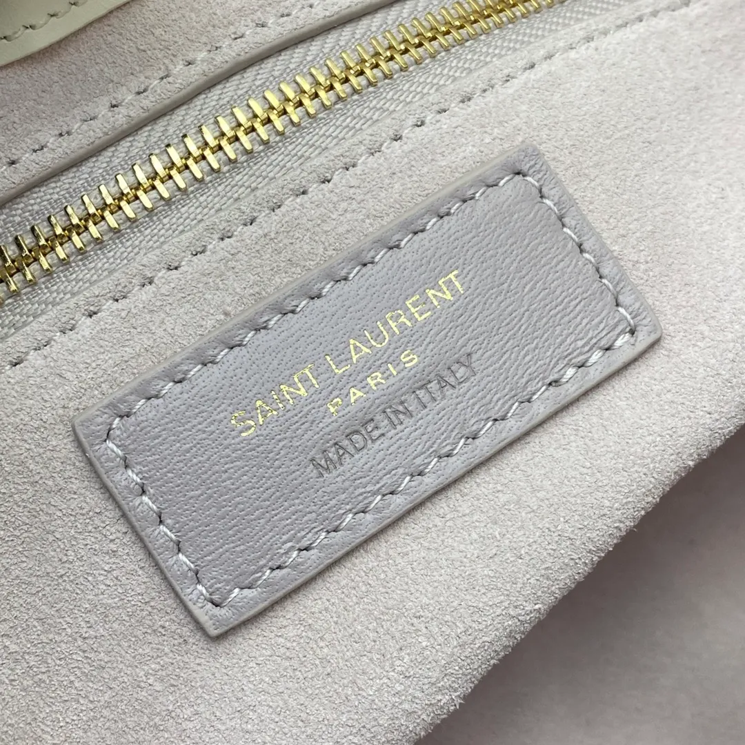 Milky white plain/gold buckle 🌈2022 spring and summer new armpit bag 🔥One of this year's treasure bags 👍Minimalist shape + metal logo buckle opening and closing design Adjustable shoulder strap Simple, beautiful and high-end feel The bag is light and easy to match The wife is so beautiful✨The bag has sufficient capacity💋20220680 Model: 657228 [Original leather] Size: 24.5*14*6cm