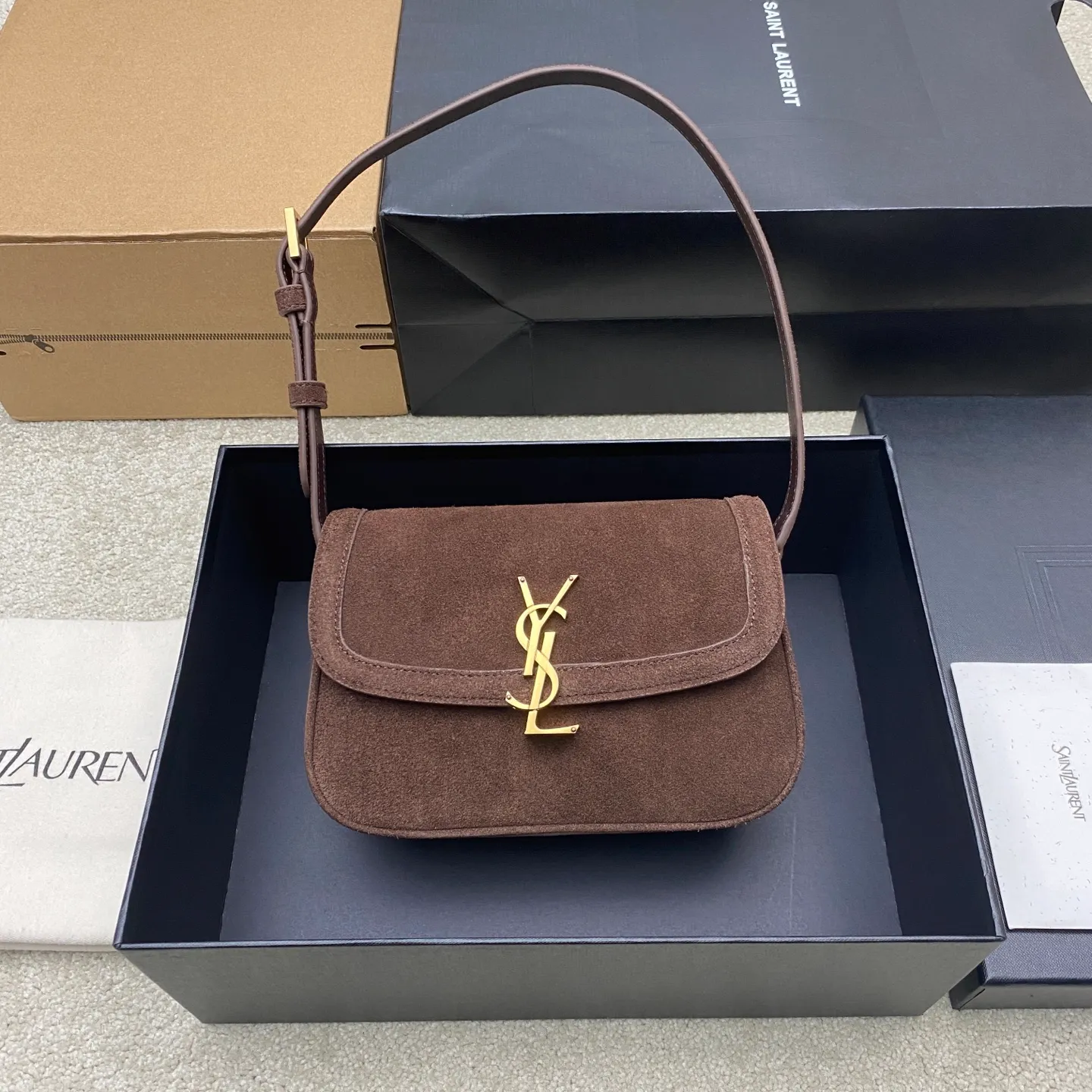 Coffee frosted/gold 🌈What a charming and refreshing texture, YSL/Yves Saint Laurent women's SOLFERINO medium BOX leather handbag, with the feel of cowhide and the flexibility of the leather surface. The newly designed "L" letter opens the buckle in half up and down, completely subverting your understanding of bag buttons, and you can't help but marvel! The simple and high-end style exudes a capable and pure beauty~ Whether it is classic black or elegant, each one reveals exquisite craftsmanship [Ambience R] [Ambience R] Carry them casually and it is super easy to match with a charming style. Classic armpit bag 👑20250820 Model: 843524 [original leather] Size: 18x13x6.5cm