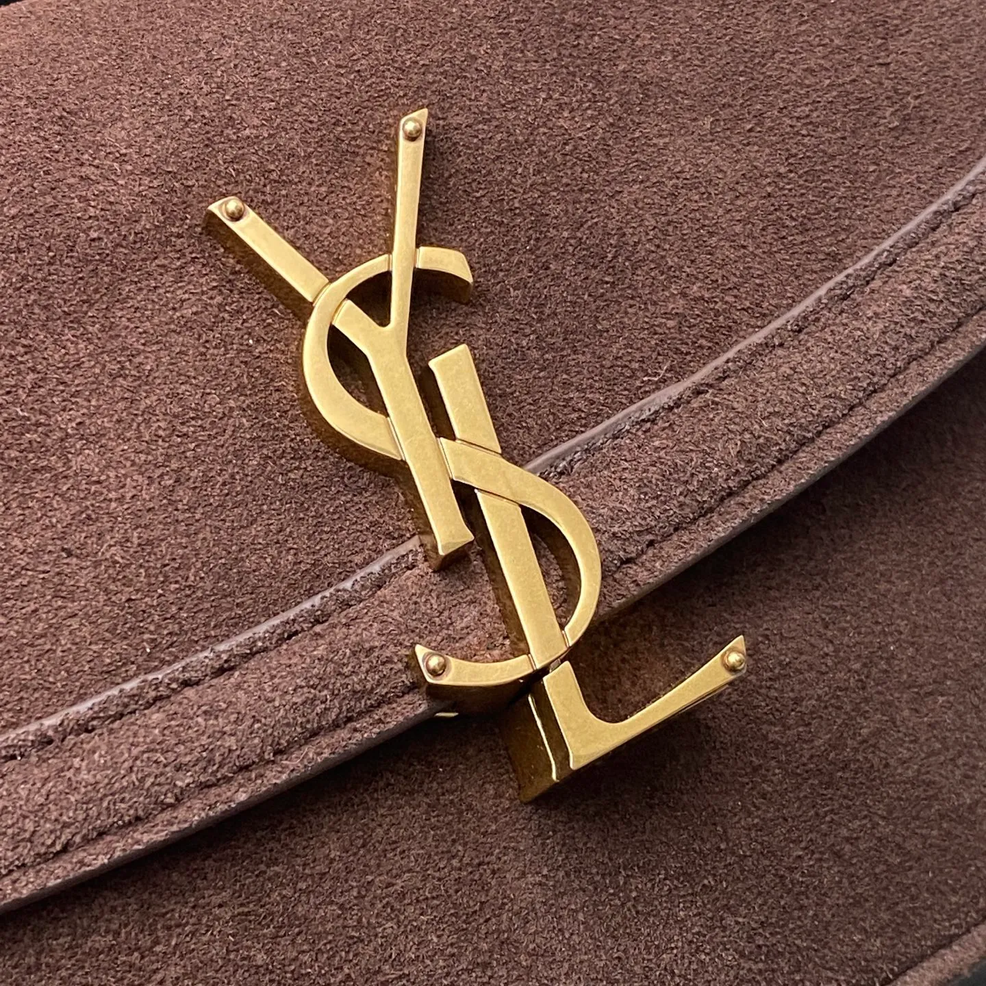 Coffee frosted/gold 🌈What a charming and refreshing texture, YSL/Yves Saint Laurent women's SOLFERINO medium BOX leather handbag, with the feel of cowhide and the flexibility of the leather surface. The newly designed "L" letter opens the buckle in half up and down, completely subverting your understanding of bag buttons, and you can't help but marvel! The simple and high-end style exudes a capable and pure beauty~ Whether it is classic black or elegant, each one reveals exquisite craftsmanship [Ambience R] [Ambience R] Carry them casually and it is super easy to match with a charming style. Classic armpit bag 👑20250820 Model: 843524 [original leather] Size: 18x13x6.5cm