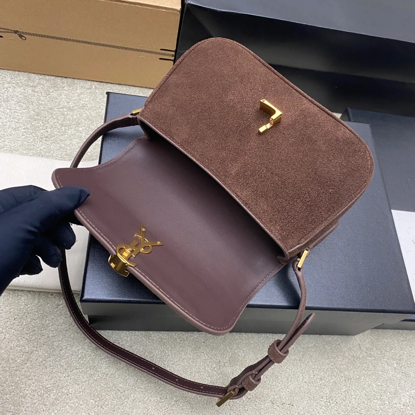 Coffee frosted/gold 🌈What a charming and refreshing texture, YSL/Yves Saint Laurent women's SOLFERINO medium BOX leather handbag, with the feel of cowhide and the flexibility of the leather surface. The newly designed "L" letter opens the buckle in half up and down, completely subverting your understanding of bag buttons, and you can't help but marvel! The simple and high-end style exudes a capable and pure beauty~ Whether it is classic black or elegant, each one reveals exquisite craftsmanship [Ambience R] [Ambience R] Carry them casually and it is super easy to match with a charming style. Classic armpit bag 👑20250820 Model: 843524 [original leather] Size: 18x13x6.5cm