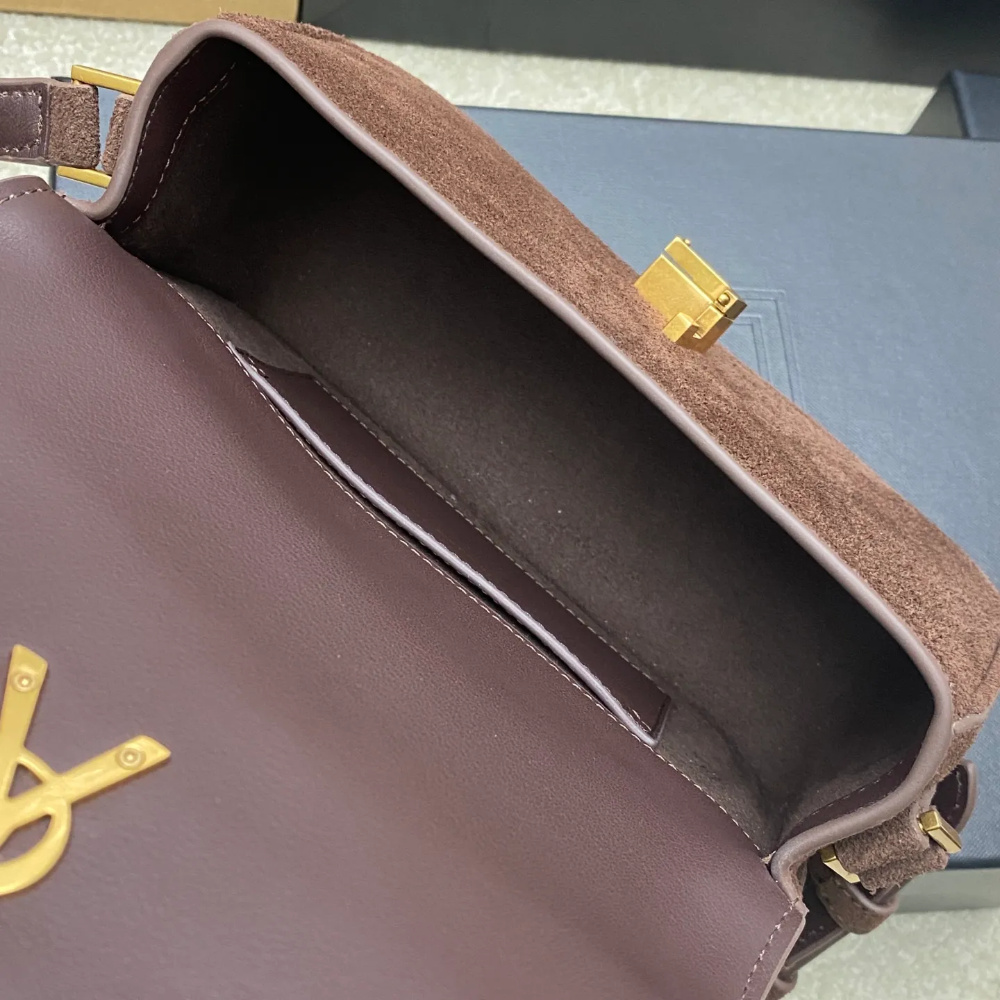Coffee frosted/gold 🌈What a charming and refreshing texture, YSL/Yves Saint Laurent women's SOLFERINO medium BOX leather handbag, with the feel of cowhide and the flexibility of the leather surface. The newly designed "L" letter opens the buckle in half up and down, completely subverting your understanding of bag buttons, and you can't help but marvel! The simple and high-end style exudes a capable and pure beauty~ Whether it is classic black or elegant, each one reveals exquisite craftsmanship [Ambience R] [Ambience R] Carry them casually and it is super easy to match with a charming style. Classic armpit bag 👑20250820 Model: 843524 [original leather] Size: 18x13x6.5cm