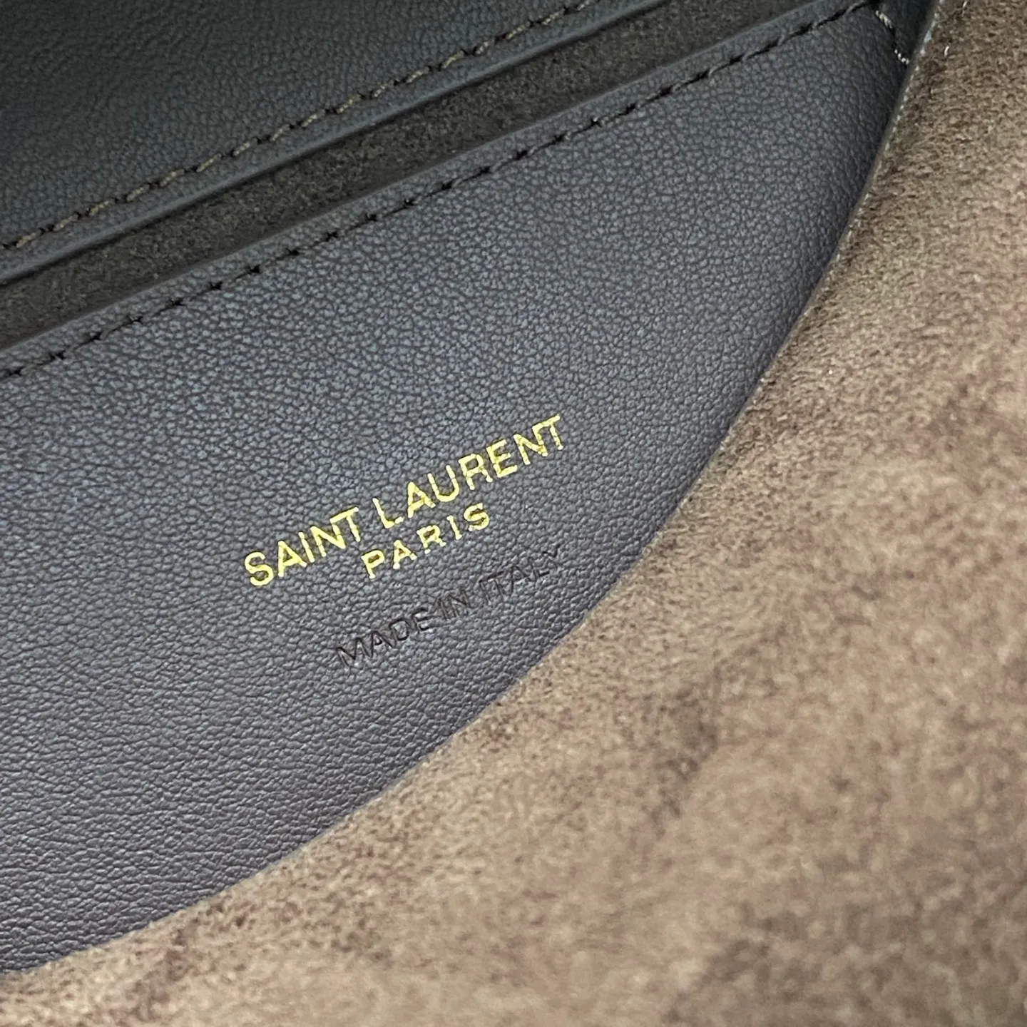 Coffee frosted/gold 🌈What a charming and refreshing texture, YSL/Yves Saint Laurent women's SOLFERINO medium BOX leather handbag, with the feel of cowhide and the flexibility of the leather surface. The newly designed "L" letter opens the buckle in half up and down, completely subverting your understanding of bag buttons, and you can't help but marvel! The simple and high-end style exudes a capable and pure beauty~ Whether it is classic black or elegant, each one reveals exquisite craftsmanship [Ambience R] [Ambience R] Carry them casually and it is super easy to match with a charming style. Classic armpit bag 👑20250820 Model: 843524 [original leather] Size: 18x13x6.5cm