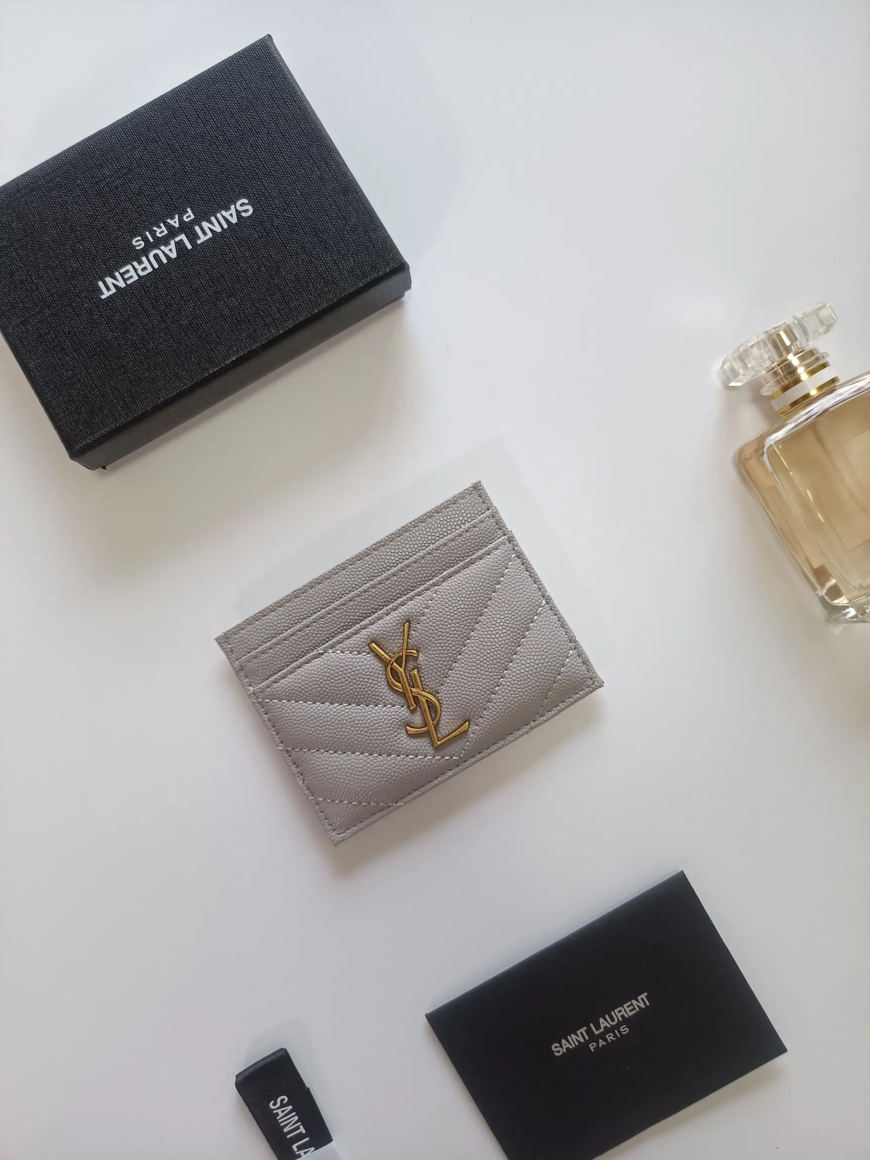 💰90 Yves Saint Laurent new product shipped👉Genuine pickup bag, cowhide ball pattern🎀Sheep pattern microfiber lining, jacquard stitching genuine leather credit card holder, metal interlocking YSL logo original single-pair hardware, replica details😋Style number: 423291😎Dimensions: 10.5×7.5×0.5cm