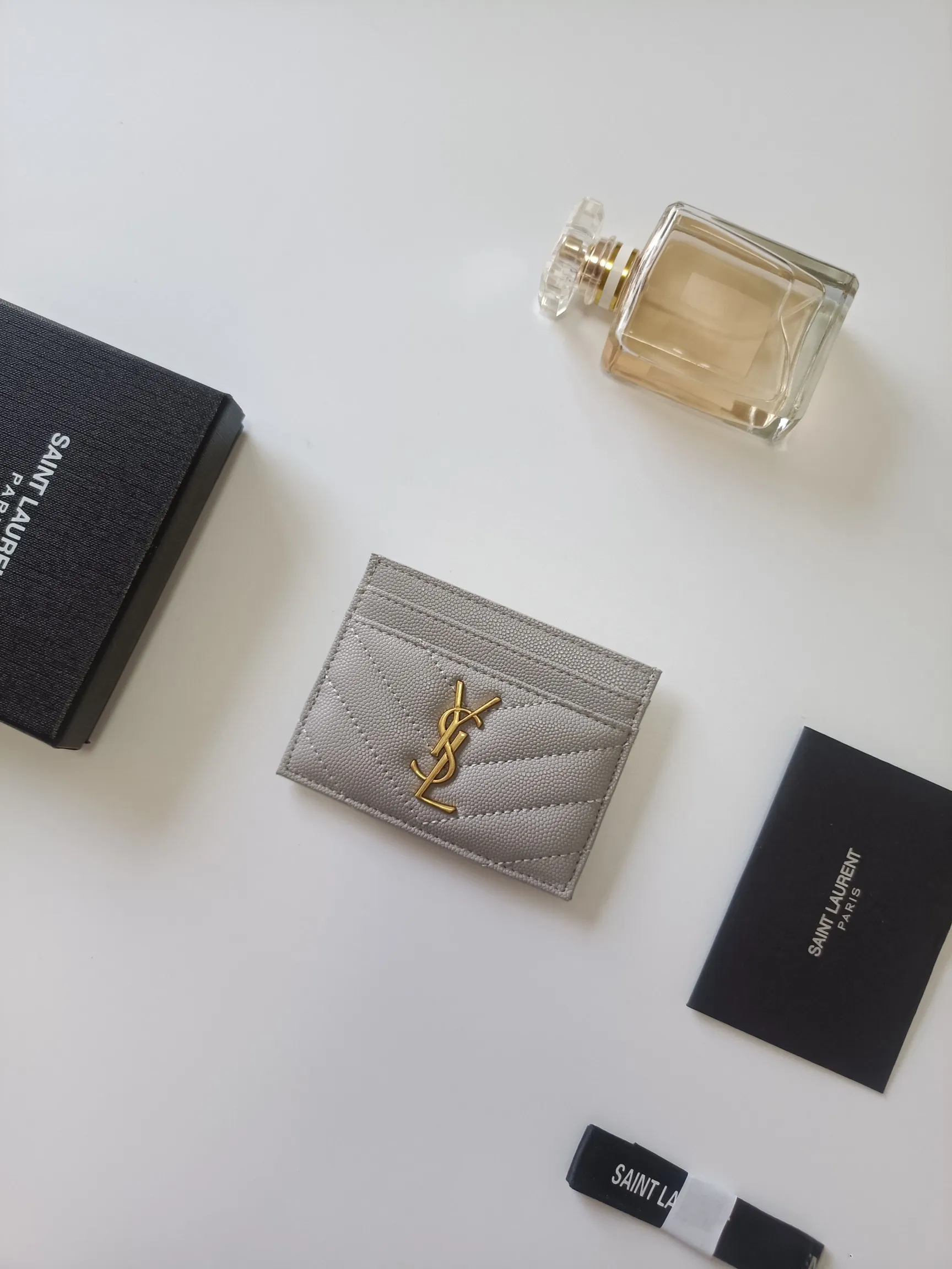 💰90 Yves Saint Laurent new product shipped👉Genuine pickup bag, cowhide ball pattern🎀Sheep pattern microfiber lining, jacquard stitching genuine leather credit card holder, metal interlocking YSL logo original single-pair hardware, replica details😋Style number: 423291😎Dimensions: 10.5×7.5×0.5cm