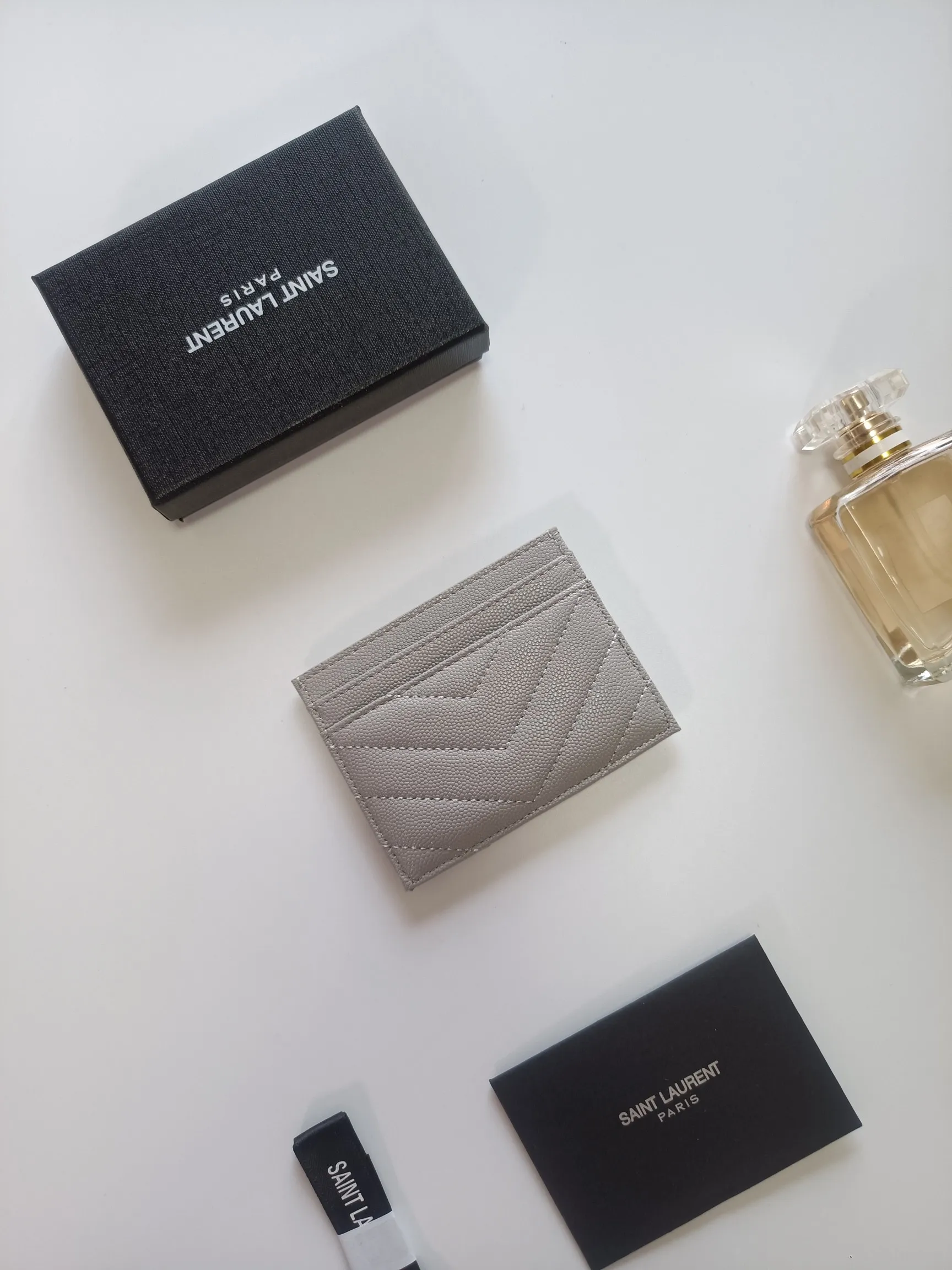 💰90 Yves Saint Laurent new product shipped👉Genuine pickup bag, cowhide ball pattern🎀Sheep pattern microfiber lining, jacquard stitching genuine leather credit card holder, metal interlocking YSL logo original single-pair hardware, replica details😋Style number: 423291😎Dimensions: 10.5×7.5×0.5cm