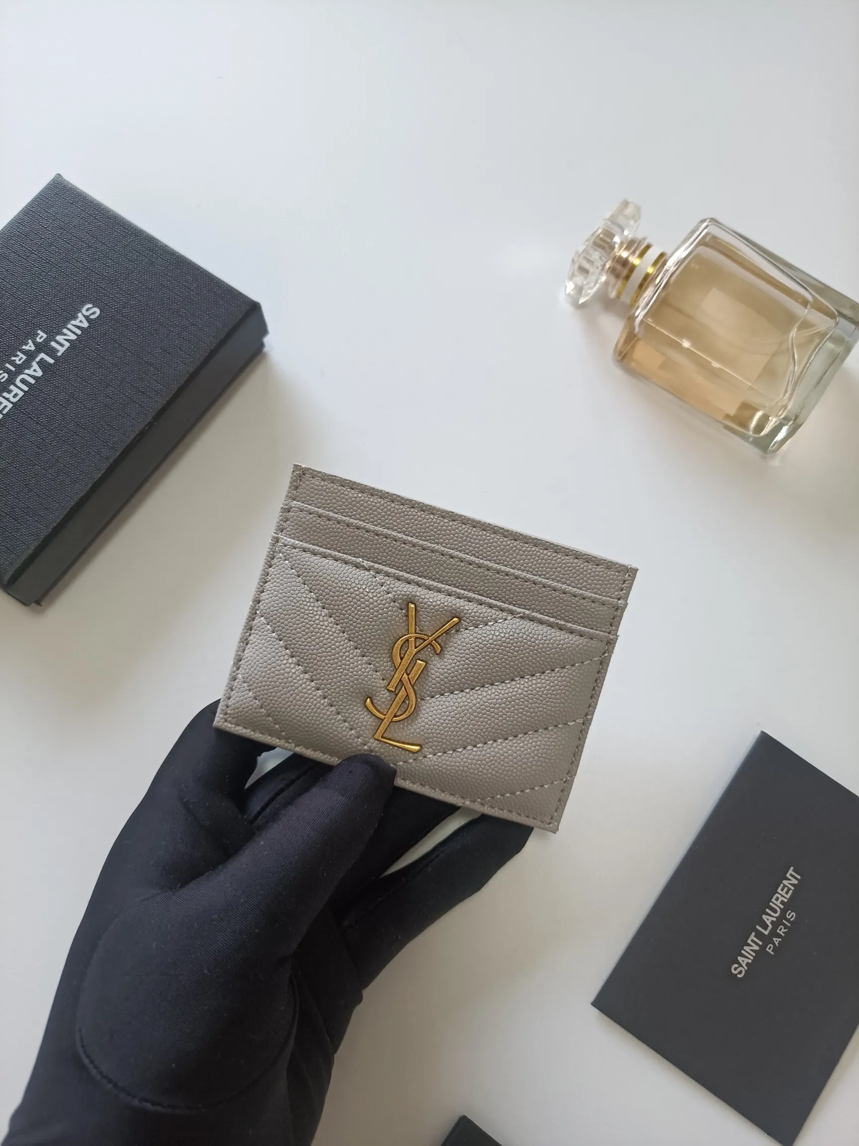 💰90 Yves Saint Laurent new product shipped👉Genuine pickup bag, cowhide ball pattern🎀Sheep pattern microfiber lining, jacquard stitching genuine leather credit card holder, metal interlocking YSL logo original single-pair hardware, replica details😋Style number: 423291😎Dimensions: 10.5×7.5×0.5cm