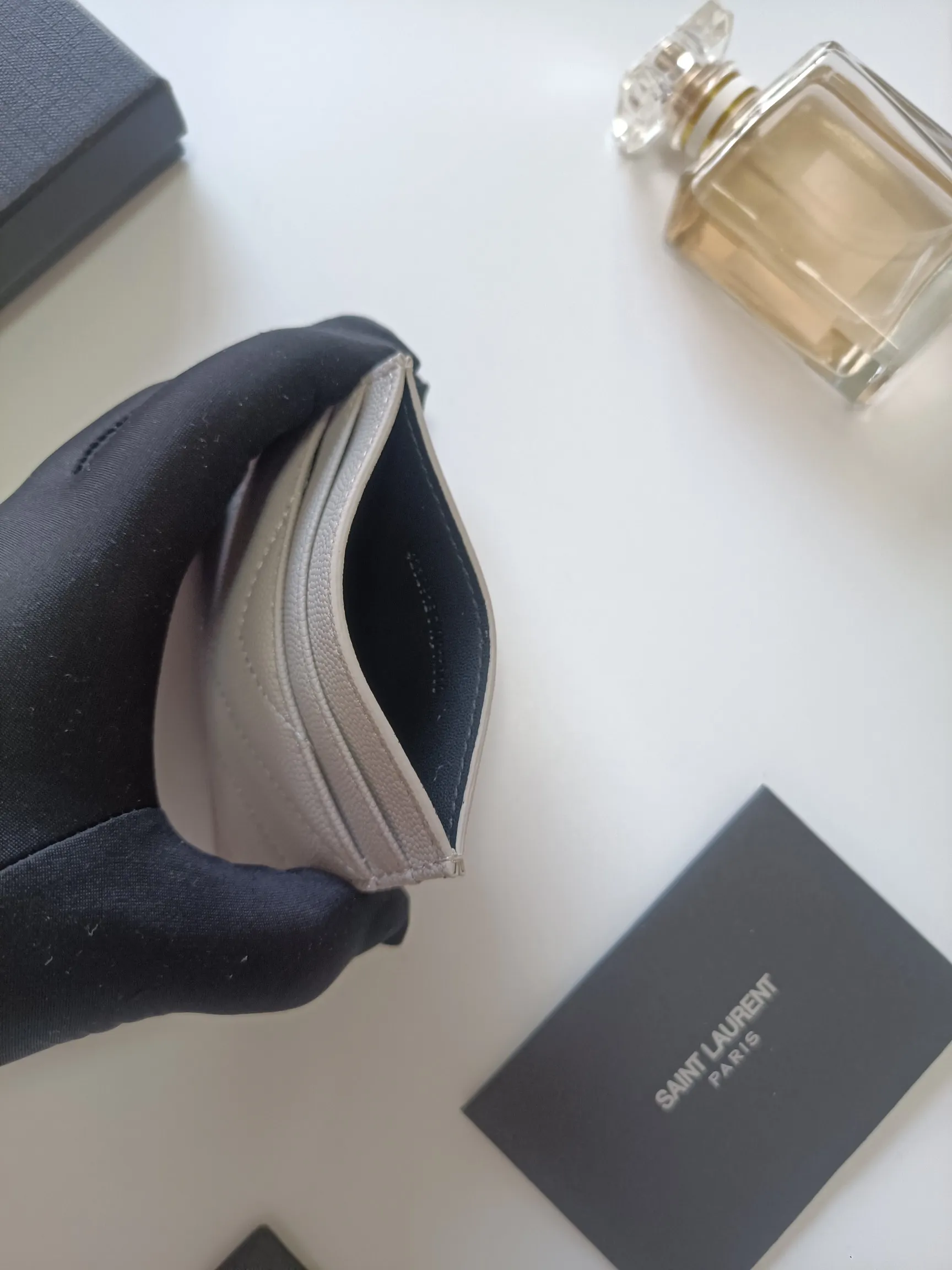 💰90 Yves Saint Laurent new product shipped👉Genuine pickup bag, cowhide ball pattern🎀Sheep pattern microfiber lining, jacquard stitching genuine leather credit card holder, metal interlocking YSL logo original single-pair hardware, replica details😋Style number: 423291😎Dimensions: 10.5×7.5×0.5cm
