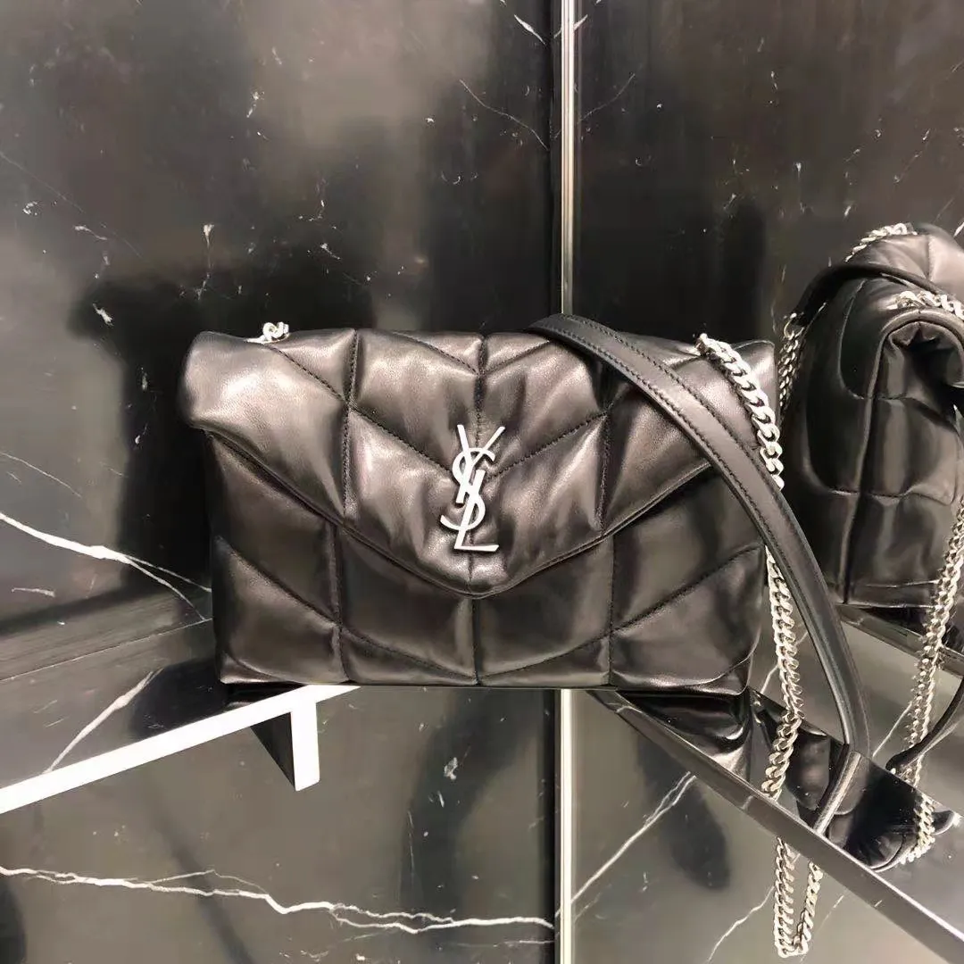 [Real shots at the counter] The body of the bag is made of original lambskin, which is particularly soft and waxy, giving this bag a natural and lazy line.