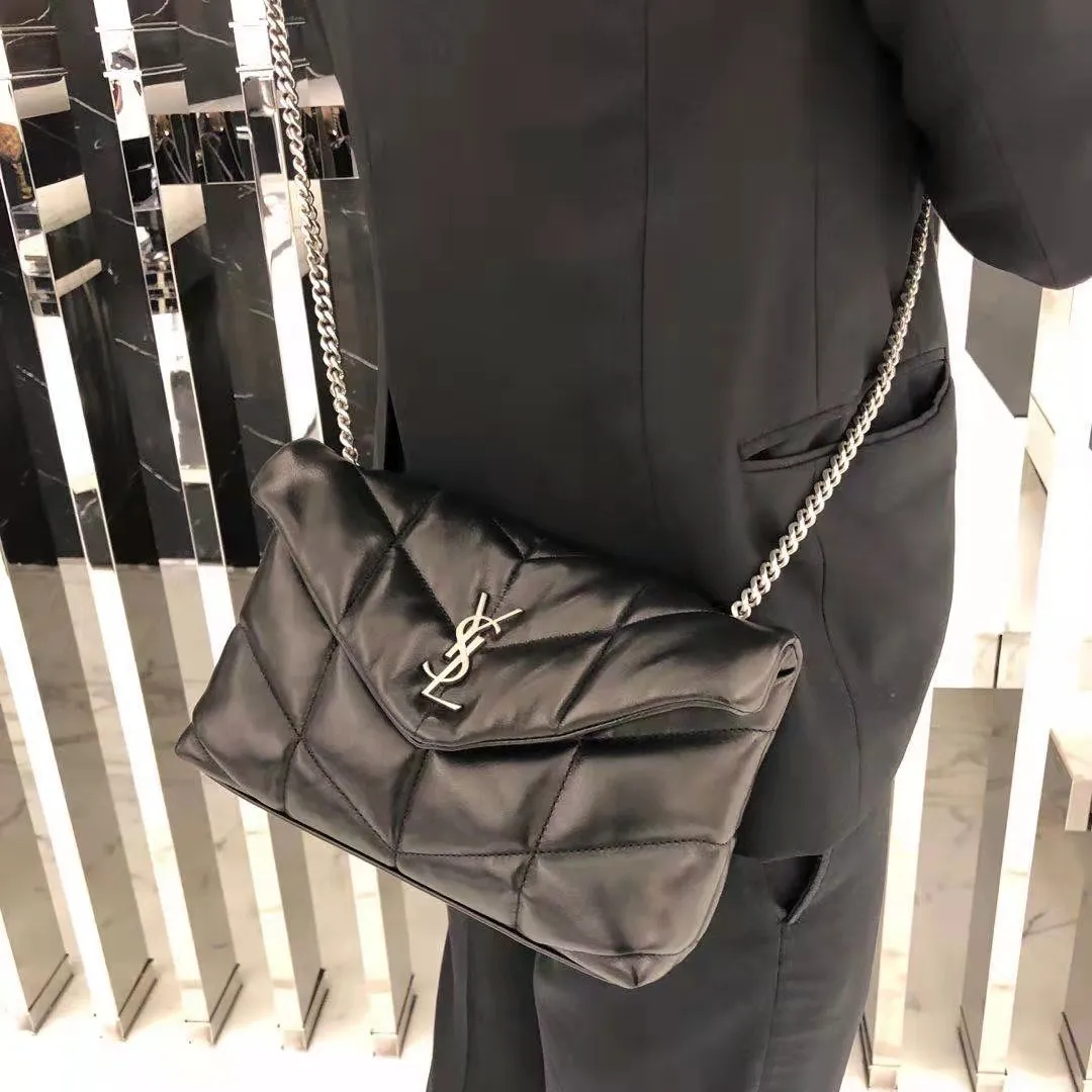 [Real shots at the counter] The body of the bag is made of original lambskin, which is particularly soft and waxy, giving this bag a natural and lazy line.