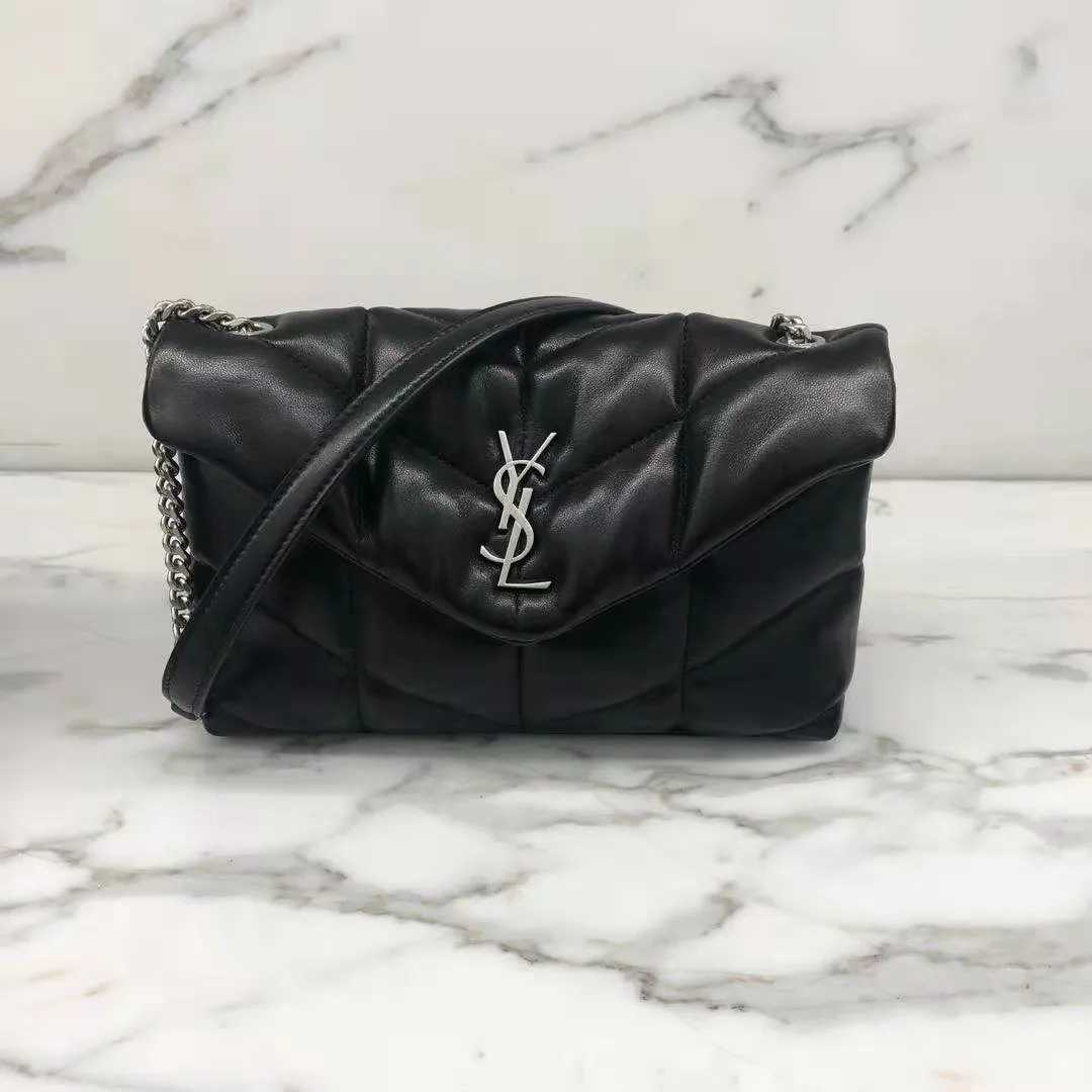 [Real shots at the counter] The body of the bag is made of original lambskin, which is particularly soft and waxy, giving this bag a natural and lazy line.