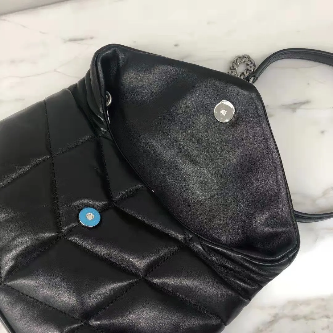 [Real shots at the counter] The body of the bag is made of original lambskin, which is particularly soft and waxy, giving this bag a natural and lazy line.