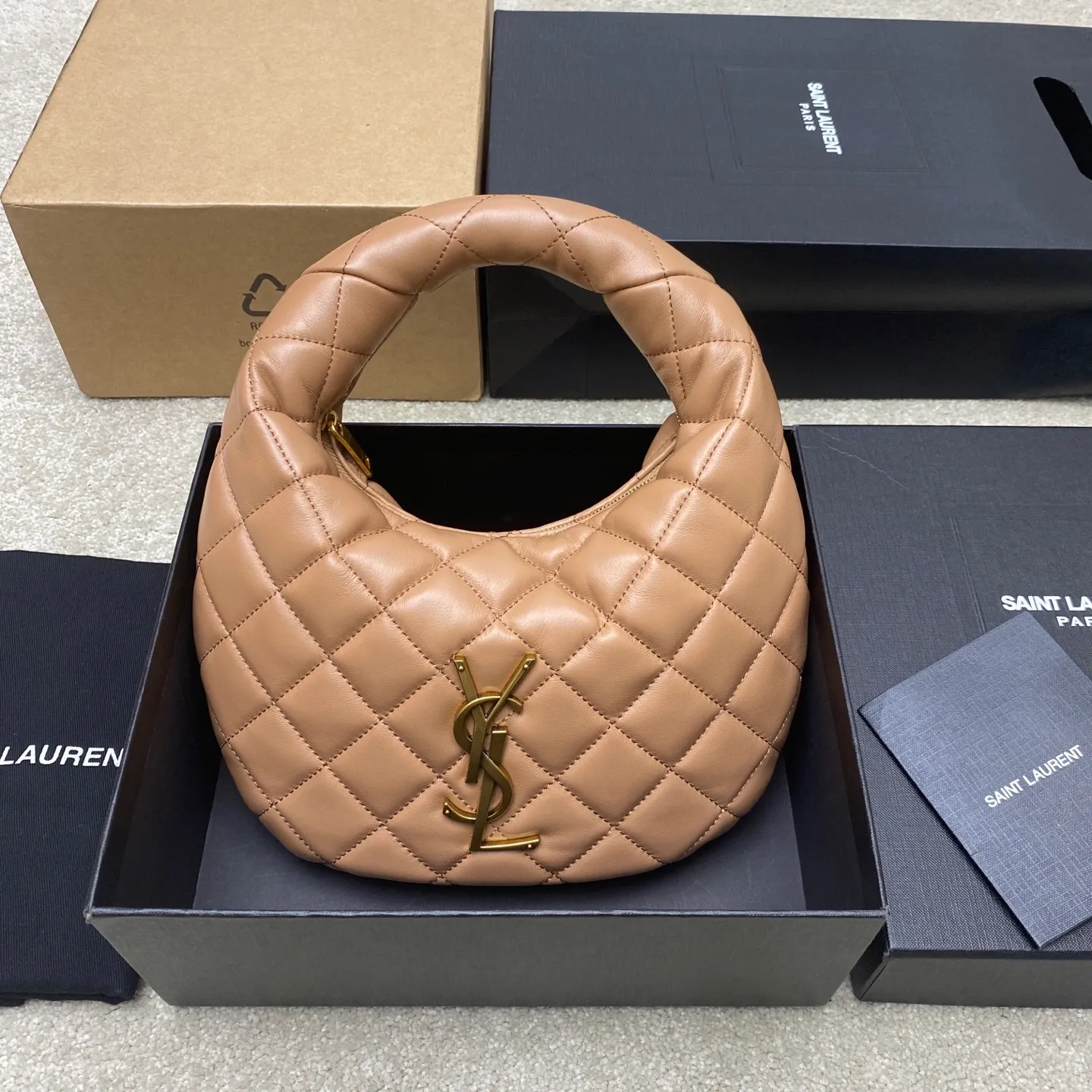 Rose pink sheepskin/gold 🌈ICARE baby nappa sheepskin handbag The much-anticipated croissant-shaped bag 🥐 makes its debut, embellished with the iconic metal logo, perfectly combining retro and modern feel, making it one of the most anticipated It Bags this season. Whether it's for daily outings or night parties, this bag can be easily carried! 20250750 Model: 851689 [original leather] Size: 17cm×18×4cm