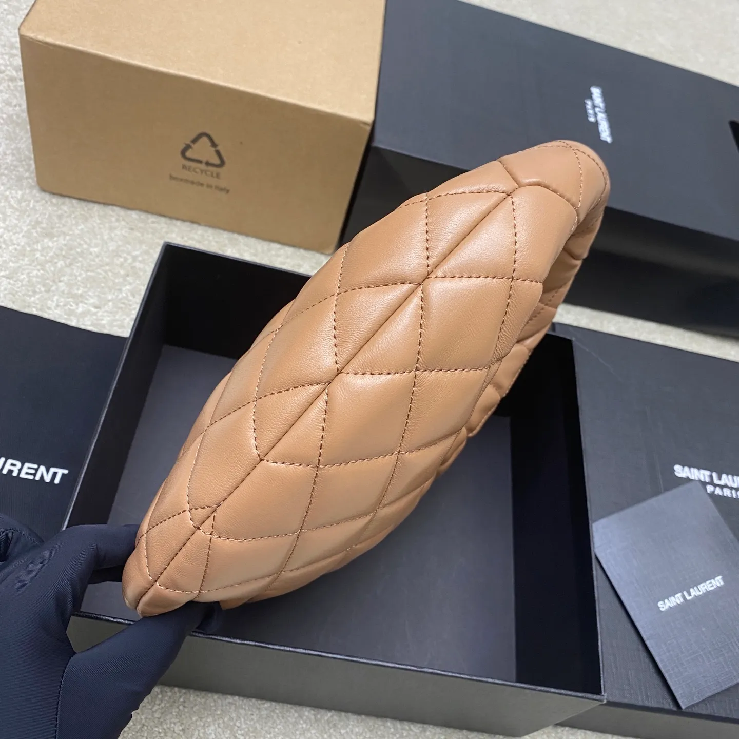 Rose pink sheepskin/gold 🌈ICARE baby nappa sheepskin handbag The much-anticipated croissant-shaped bag 🥐 makes its debut, embellished with the iconic metal logo, perfectly combining retro and modern feel, making it one of the most anticipated It Bags this season. Whether it's for daily outings or night parties, this bag can be easily carried! 20250750 Model: 851689 [original leather] Size: 17cm×18×4cm