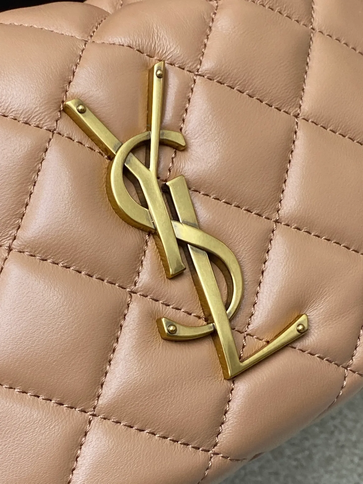 Rose pink sheepskin/gold 🌈ICARE baby nappa sheepskin handbag The much-anticipated croissant-shaped bag 🥐 makes its debut, embellished with the iconic metal logo, perfectly combining retro and modern feel, making it one of the most anticipated It Bags this season. Whether it's for daily outings or night parties, this bag can be easily carried! 20250750 Model: 851689 [original leather] Size: 17cm×18×4cm