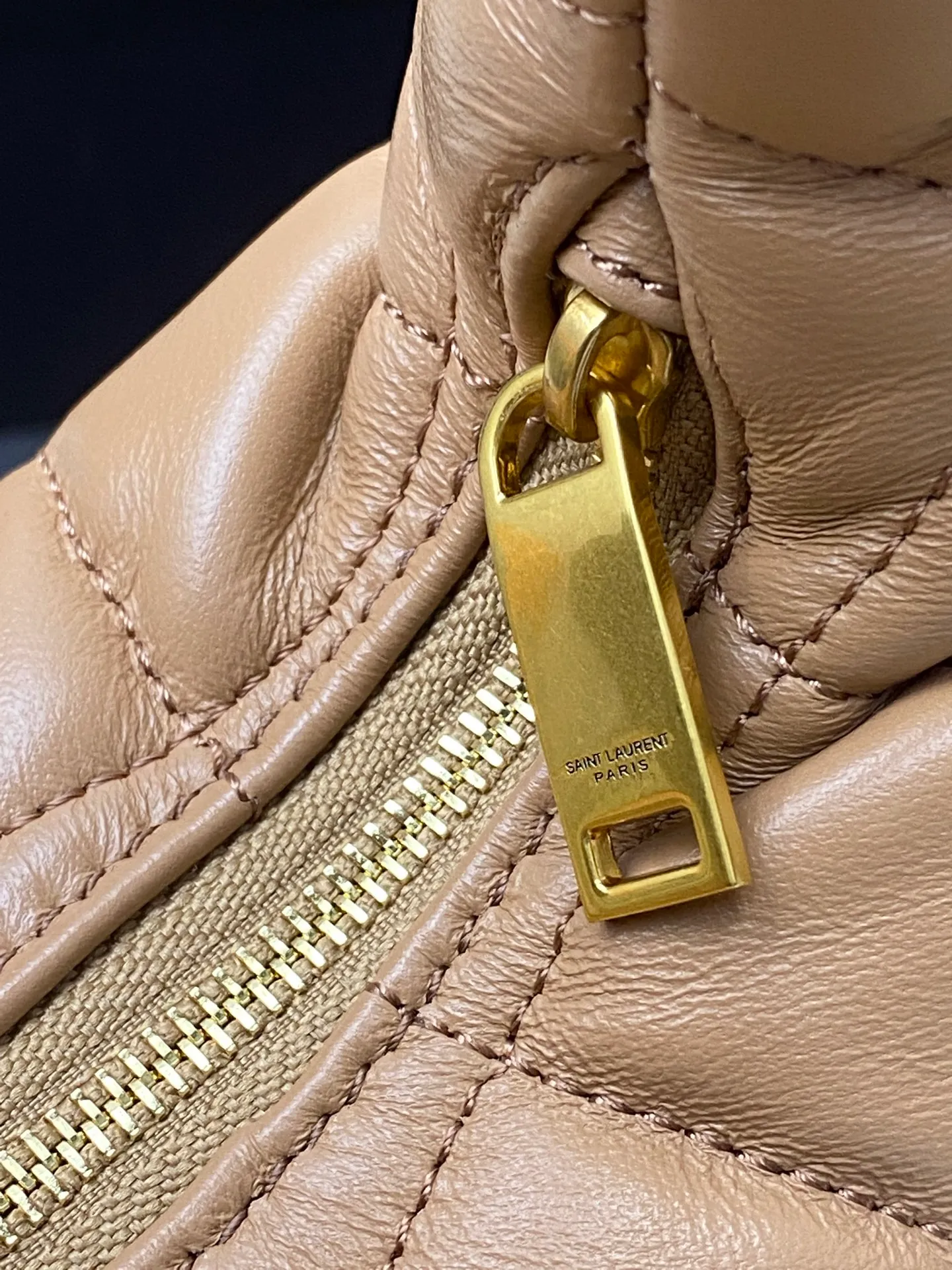 Rose pink sheepskin/gold 🌈ICARE baby nappa sheepskin handbag The much-anticipated croissant-shaped bag 🥐 makes its debut, embellished with the iconic metal logo, perfectly combining retro and modern feel, making it one of the most anticipated It Bags this season. Whether it's for daily outings or night parties, this bag can be easily carried! 20250750 Model: 851689 [original leather] Size: 17cm×18×4cm