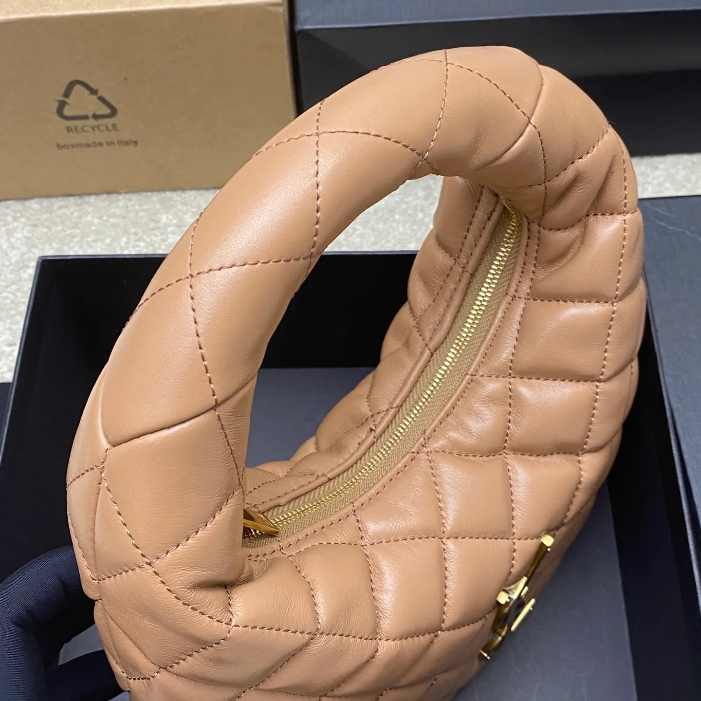 Rose pink sheepskin/gold 🌈ICARE baby nappa sheepskin handbag The much-anticipated croissant-shaped bag 🥐 makes its debut, embellished with the iconic metal logo, perfectly combining retro and modern feel, making it one of the most anticipated It Bags this season. Whether it's for daily outings or night parties, this bag can be easily carried! 20250750 Model: 851689 [original leather] Size: 17cm×18×4cm