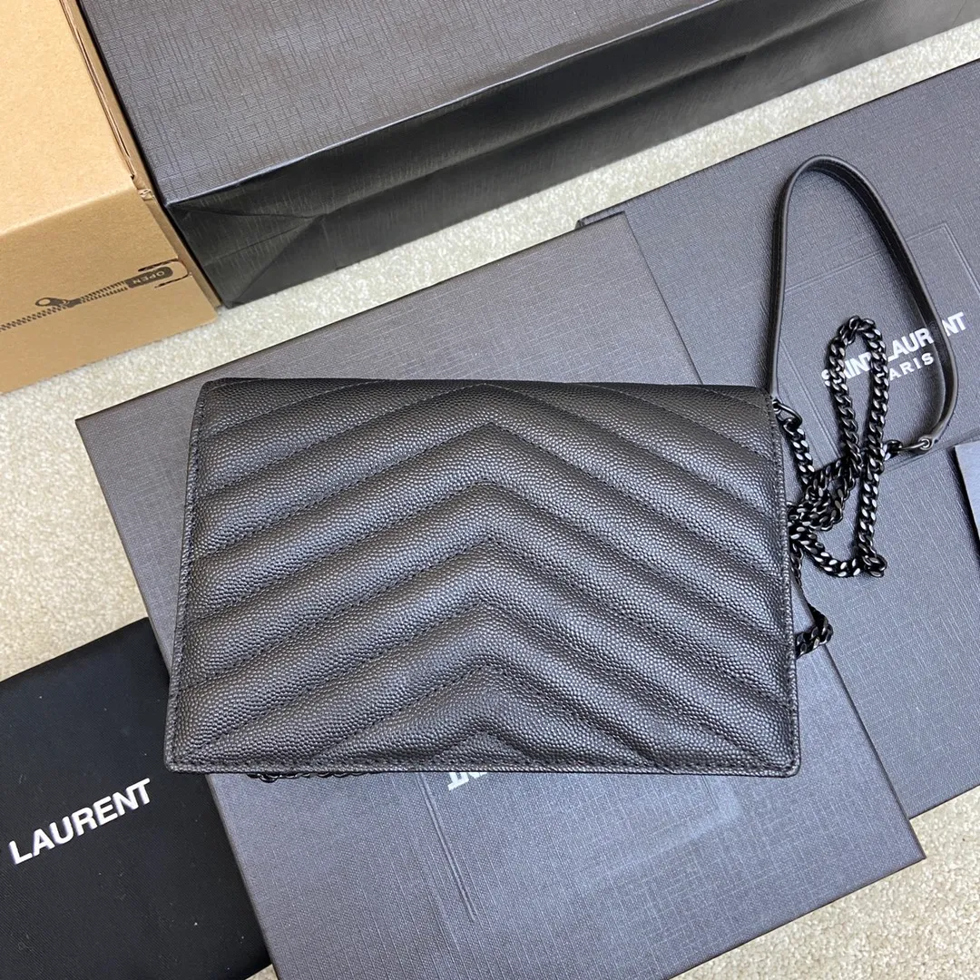 Black ball pattern leather/black chain 🌈woc small envelope bag original leather version👍 Speaking of envelope bags, this one from the Y family must have a name! The entire bag is made of original caviar cowhide, with a three-dimensional shape and a comfortable feel! The detachable shoulder strap design enriches the versatility of the bag. The shoulder strap can be removed and used directly as a handbag & evening bag. It has multiple built-in card slots, which is extremely practical. You can bring your mobile phone and cards with you when you go out, and it can take you around the world easily‼ ️20210550 Model: 441974 [original leather] Size: 19*11.5*4cm
