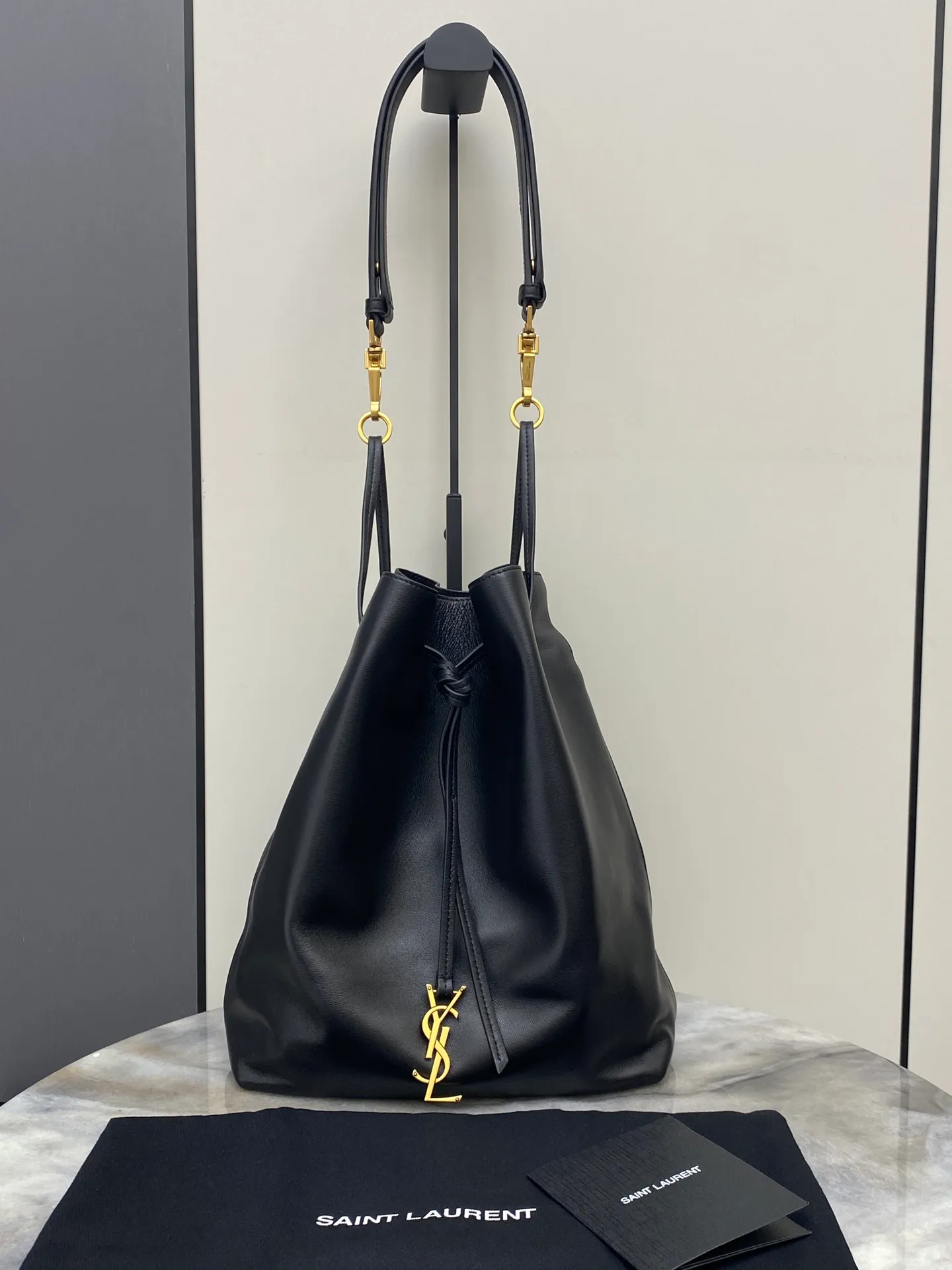 💰1840 black sheepskin/gold 🌈Y's new bucket bag is still simple, using imported lambskin drawstrings with iconic logo, large capacity design, both beautiful and practical, very suitable for carrying. The soft and smooth leather texture of the lambskin is high-end! It is equipped with a detachable small bag and the shoulder strap is adjustable, so you can switch between an armpit bag or a shoulder bag at will! It meets various daily occasions and is full of three-dimensional effect! Perfect interpretation of low-key simplicity👍20240920 Model: 804302 [original leather] Size: 26×30×13cm