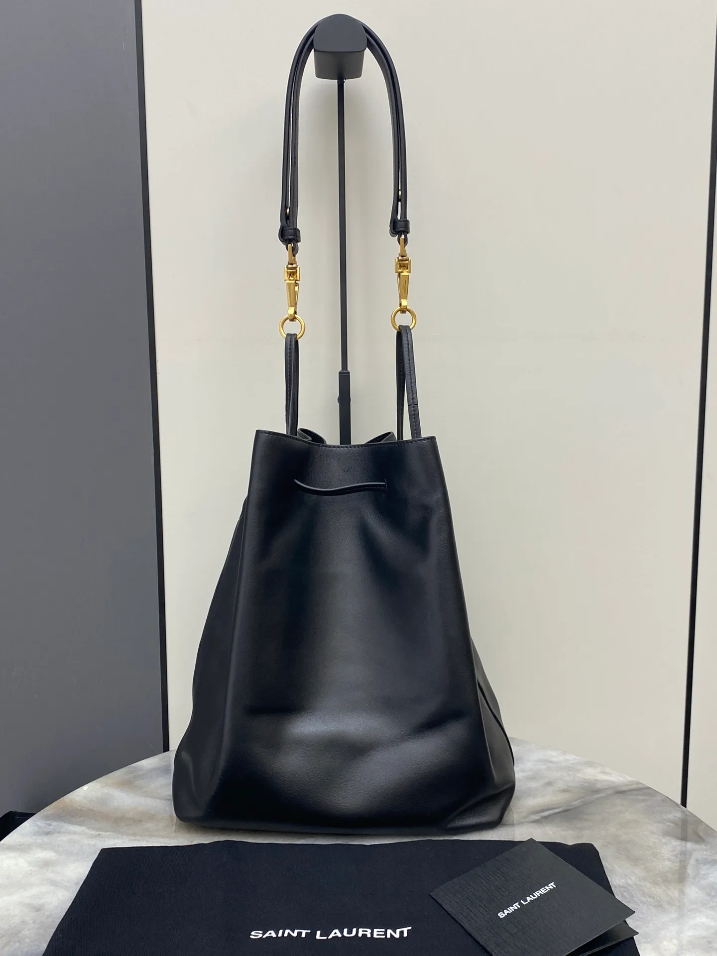 💰1840 black sheepskin/gold 🌈Y's new bucket bag is still simple, using imported lambskin drawstrings with iconic logo, large capacity design, both beautiful and practical, very suitable for carrying. The soft and smooth leather texture of the lambskin is high-end! It is equipped with a detachable small bag and the shoulder strap is adjustable, so you can switch between an armpit bag or a shoulder bag at will! It meets various daily occasions and is full of three-dimensional effect! Perfect interpretation of low-key simplicity👍20240920 Model: 804302 [original leather] Size: 26×30×13cm