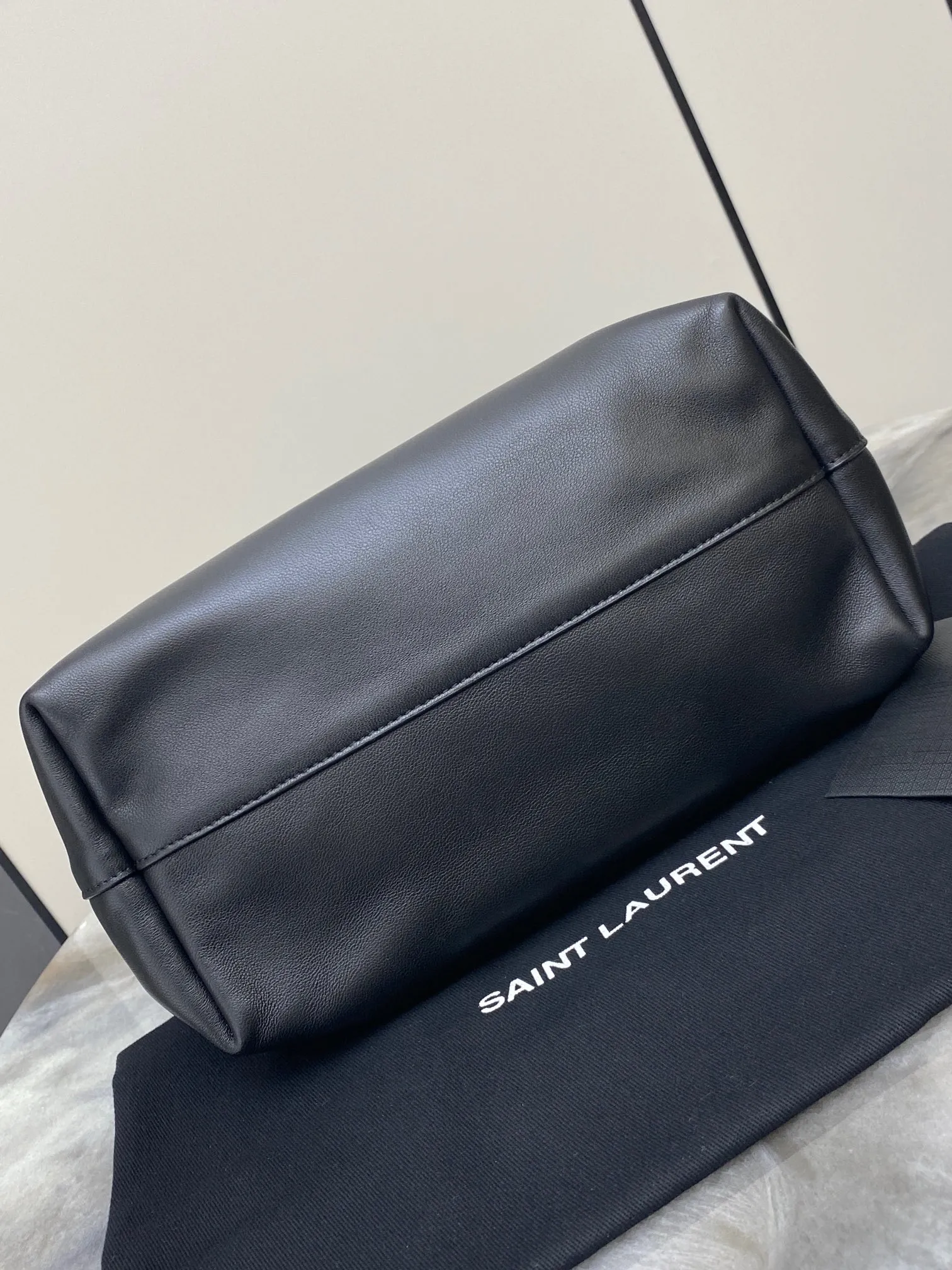 💰1840 black sheepskin/gold 🌈Y's new bucket bag is still simple, using imported lambskin drawstrings with iconic logo, large capacity design, both beautiful and practical, very suitable for carrying. The soft and smooth leather texture of the lambskin is high-end! It is equipped with a detachable small bag and the shoulder strap is adjustable, so you can switch between an armpit bag or a shoulder bag at will! It meets various daily occasions and is full of three-dimensional effect! Perfect interpretation of low-key simplicity👍20240920 Model: 804302 [original leather] Size: 26×30×13cm