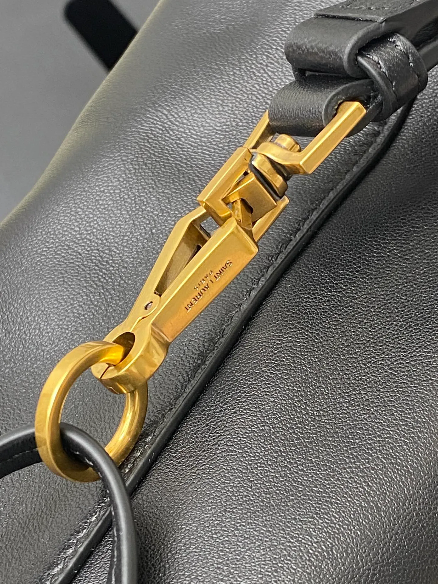 💰1840 black sheepskin/gold 🌈Y's new bucket bag is still simple, using imported lambskin drawstrings with iconic logo, large capacity design, both beautiful and practical, very suitable for carrying. The soft and smooth leather texture of the lambskin is high-end! It is equipped with a detachable small bag and the shoulder strap is adjustable, so you can switch between an armpit bag or a shoulder bag at will! It meets various daily occasions and is full of three-dimensional effect! Perfect interpretation of low-key simplicity👍20240920 Model: 804302 [original leather] Size: 26×30×13cm