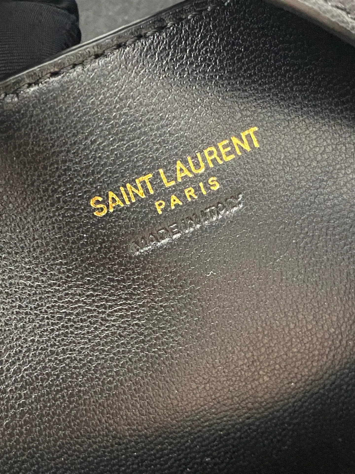 💰1840 black sheepskin/gold 🌈Y's new bucket bag is still simple, using imported lambskin drawstrings with iconic logo, large capacity design, both beautiful and practical, very suitable for carrying. The soft and smooth leather texture of the lambskin is high-end! It is equipped with a detachable small bag and the shoulder strap is adjustable, so you can switch between an armpit bag or a shoulder bag at will! It meets various daily occasions and is full of three-dimensional effect! Perfect interpretation of low-key simplicity👍20240920 Model: 804302 [original leather] Size: 26×30×13cm