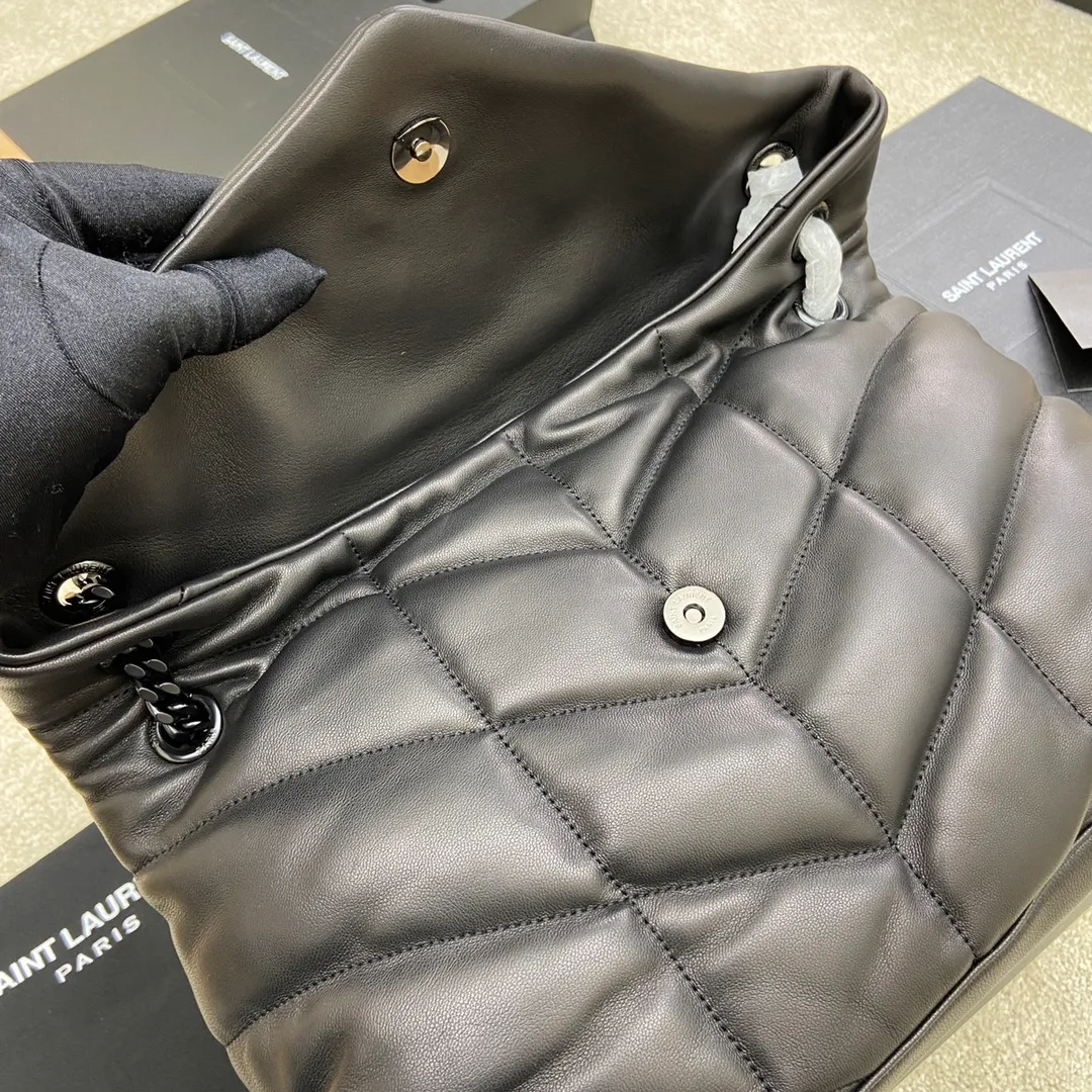 Black sheepskin/black chain hardware 🌈𝑳𝑶𝑼𝑳𝑶𝑼 𝑷𝑼𝑭𝑭𝑬𝑹 Large quilted lambskin bag, made of genuine genuine leather, feels soft and delicate, like embracing clouds☁️✨The classic Y family logo, chain and buttonhole hardware are all made of Barkin matte silver hardware. The opening of the bag is folded and sealed with a magnetic snap buckle, which has first-class sealing and safety👍20210900 Size: 35*23*13.5cm Model: 577475 [original leather]
