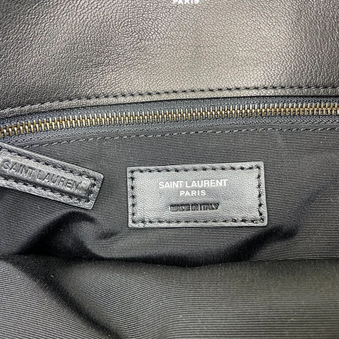Black sheepskin/black chain hardware 🌈𝑳𝑶𝑼𝑳𝑶𝑼 𝑷𝑼𝑭𝑭𝑬𝑹 Large quilted lambskin bag, made of genuine genuine leather, feels soft and delicate, like embracing clouds☁️✨The classic Y family logo, chain and buttonhole hardware are all made of Barkin matte silver hardware. The opening of the bag is folded and sealed with a magnetic snap buckle, which has first-class sealing and safety👍20210900 Size: 35*23*13.5cm Model: 577475 [original leather]