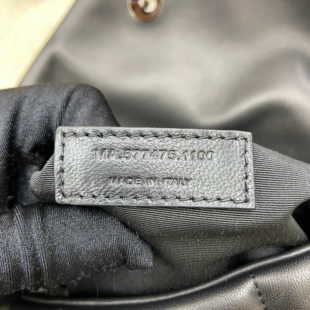 Black sheepskin/black chain hardware 🌈𝑳𝑶𝑼𝑳𝑶𝑼 𝑷𝑼𝑭𝑭𝑬𝑹 Large quilted lambskin bag, made of genuine genuine leather, feels soft and delicate, like embracing clouds☁️✨The classic Y family logo, chain and buttonhole hardware are all made of Barkin matte silver hardware. The opening of the bag is folded and sealed with a magnetic snap buckle, which has first-class sealing and safety👍20210900 Size: 35*23*13.5cm Model: 577475 [original leather]