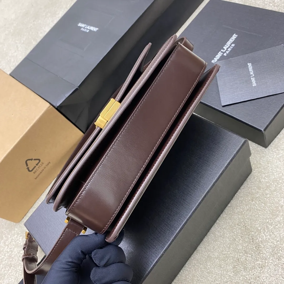 💰1680 Cinnabar Red/Antique Gold 🌈SOLFERINO’s most eye-catching autumn and winter new product - Solferino is made of high-grade BOX cowhide. The leather surface has very good flexibility. It is designed with a three-layer organ partition inside, which can easily accommodate daily necessities for going out on the street. The new and special switch buckle - open with half L button, will surprise you 👍20240840 Model: 634305 [original leather] Size: 23x16x6cm