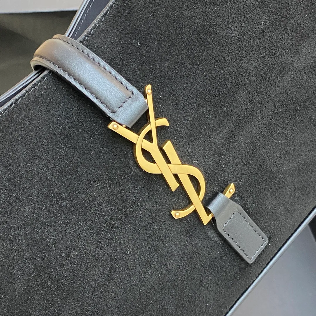 Matte black/gold buckle 🌈2023 new color armpit bag hobo bag! One of this year’s treasure bags👍Minimalist shape + metal logo buckle opening and closing design Adjustable shoulder straps Simple, beautiful and high-end feeling The bag is light and easy to match The wife is so beautiful l The bag has sufficient capacity💋20210680 Model: 657228 [Original leather] Size: 24.5*14*6cm