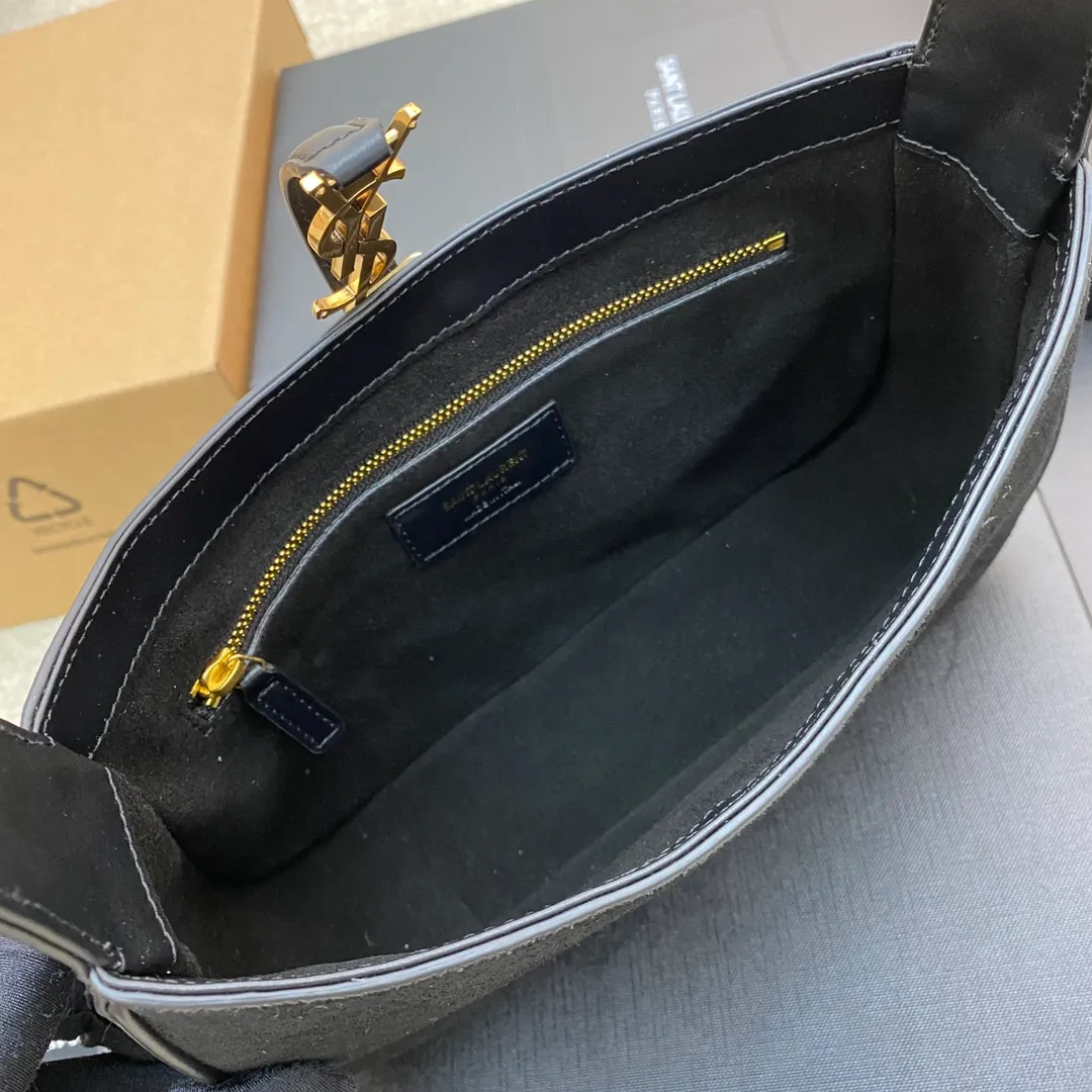 Matte black/gold buckle 🌈2023 new color armpit bag hobo bag! One of this year’s treasure bags👍Minimalist shape + metal logo buckle opening and closing design Adjustable shoulder straps Simple, beautiful and high-end feeling The bag is light and easy to match The wife is so beautiful l The bag has sufficient capacity💋20210680 Model: 657228 [Original leather] Size: 24.5*14*6cm
