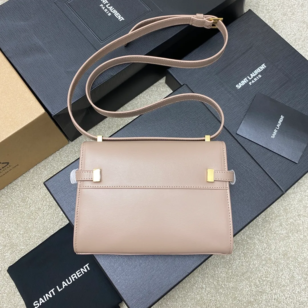 💰1520 Nude Pink Pattern/Gold 🌈The latest 2023 mini extended shoulder strap clamshell Manhattan stick bag, which has changed the previous classic logo; replaced by a low-key and simple design style, with a retro flavor; a combination of business + leisure; in summary, it is versatile! It can be carried by hand, shouldered or cross-body! The shoulder straps can be adjusted; one bag can be used for multiple purposes; both good looks and strength coexist; the crocodile pattern gives a more high-end feel; it is full of aura when worn on the back! 20230760 Model: 727766 [original leather] Size: 19x14x4cm