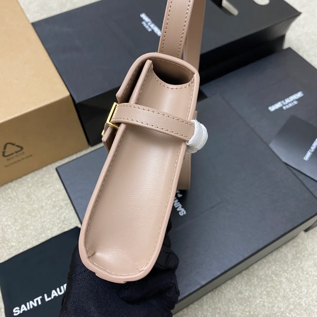 💰1520 Nude Pink Pattern/Gold 🌈The latest 2023 mini extended shoulder strap clamshell Manhattan stick bag, which has changed the previous classic logo; replaced by a low-key and simple design style, with a retro flavor; a combination of business + leisure; in summary, it is versatile! It can be carried by hand, shouldered or cross-body! The shoulder straps can be adjusted; one bag can be used for multiple purposes; both good looks and strength coexist; the crocodile pattern gives a more high-end feel; it is full of aura when worn on the back! 20230760 Model: 727766 [original leather] Size: 19x14x4cm
